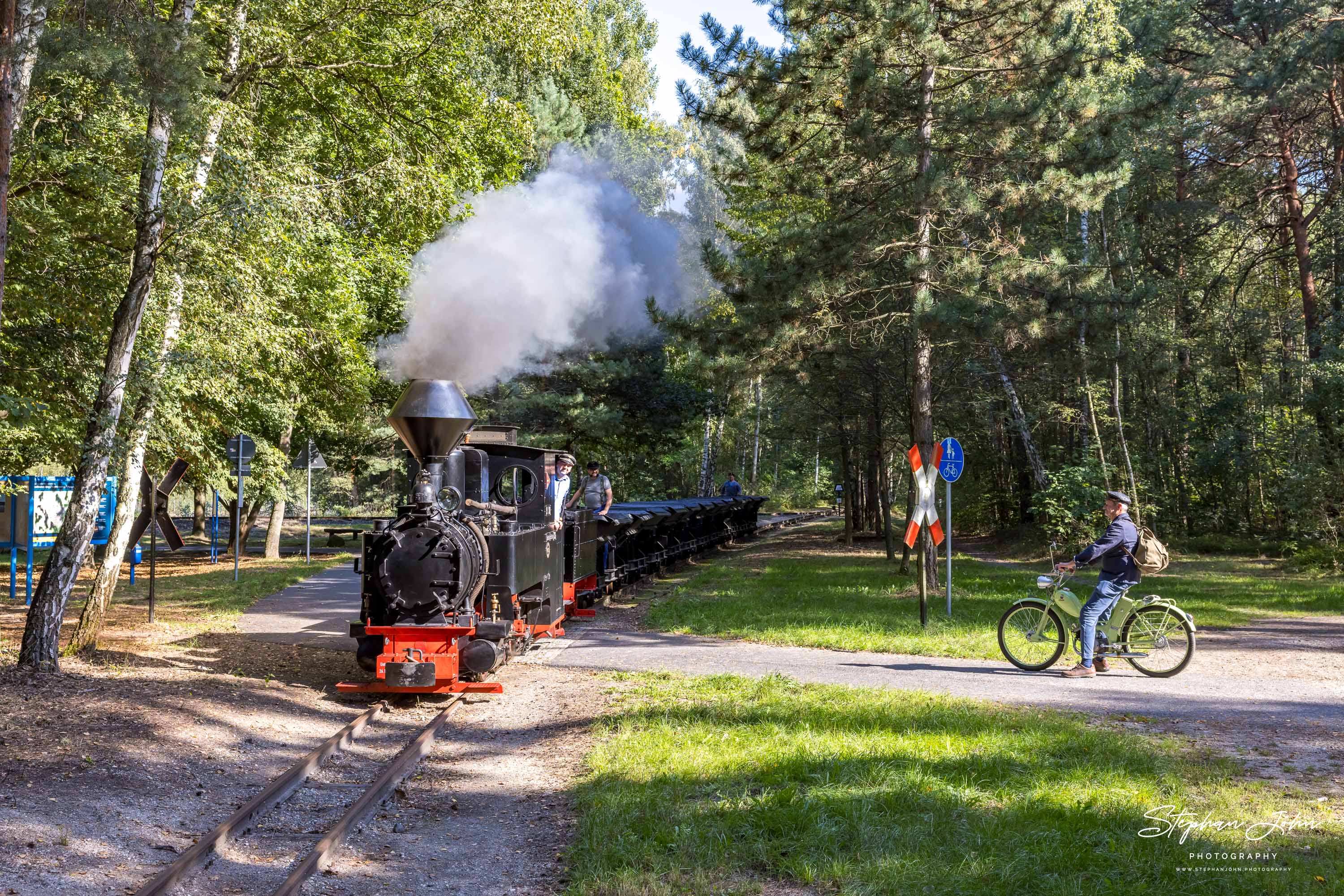 Lok 99 3301 passiert mit einem Lorenzug den Übergang Kromlauer Weg