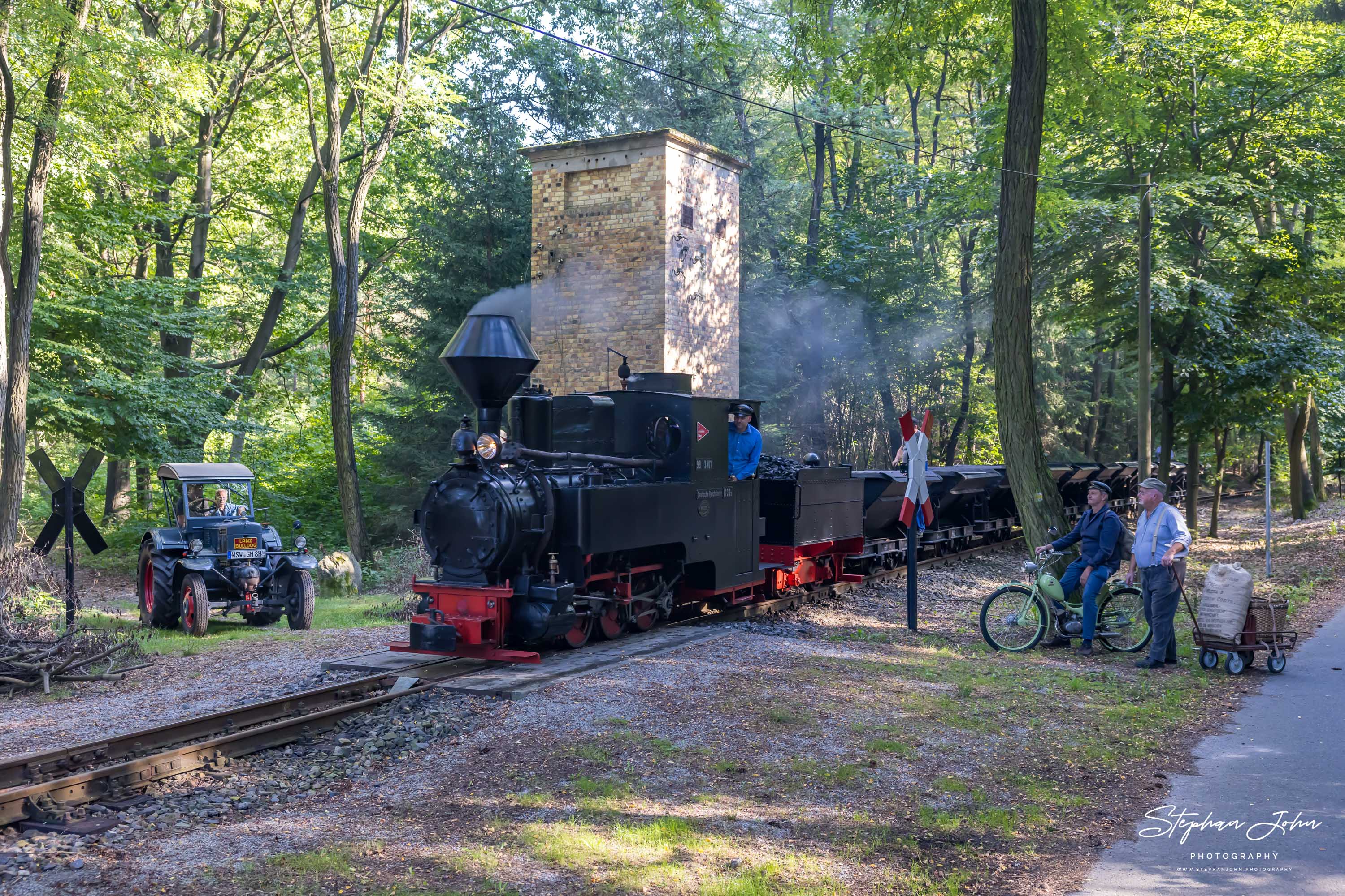 Lok 99 3301 erreicht mit einem Lorenzug den Bahnhof Kromlau