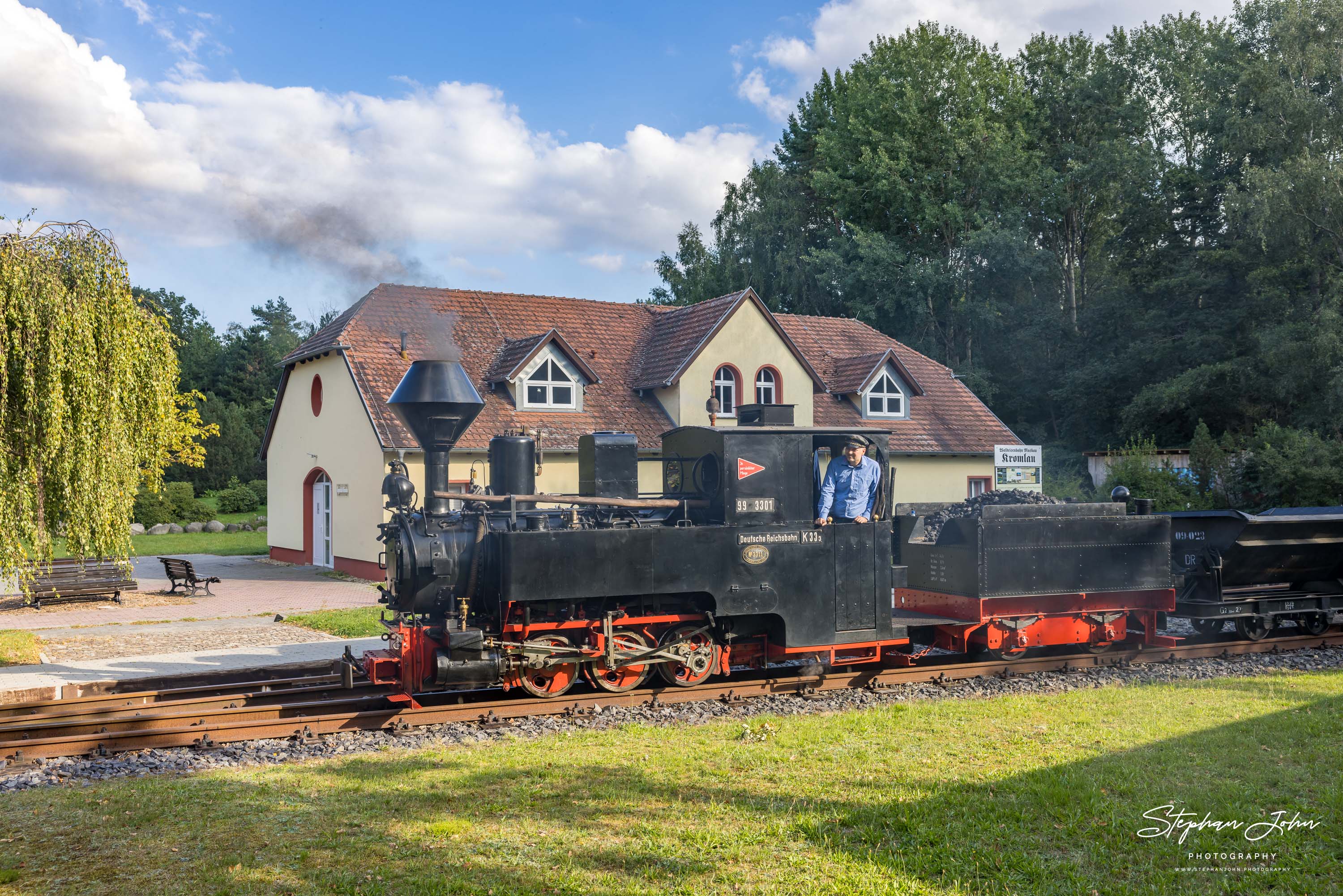 Lok 99 3301 mit einem Lorenzug im Bahnhof Kromlau