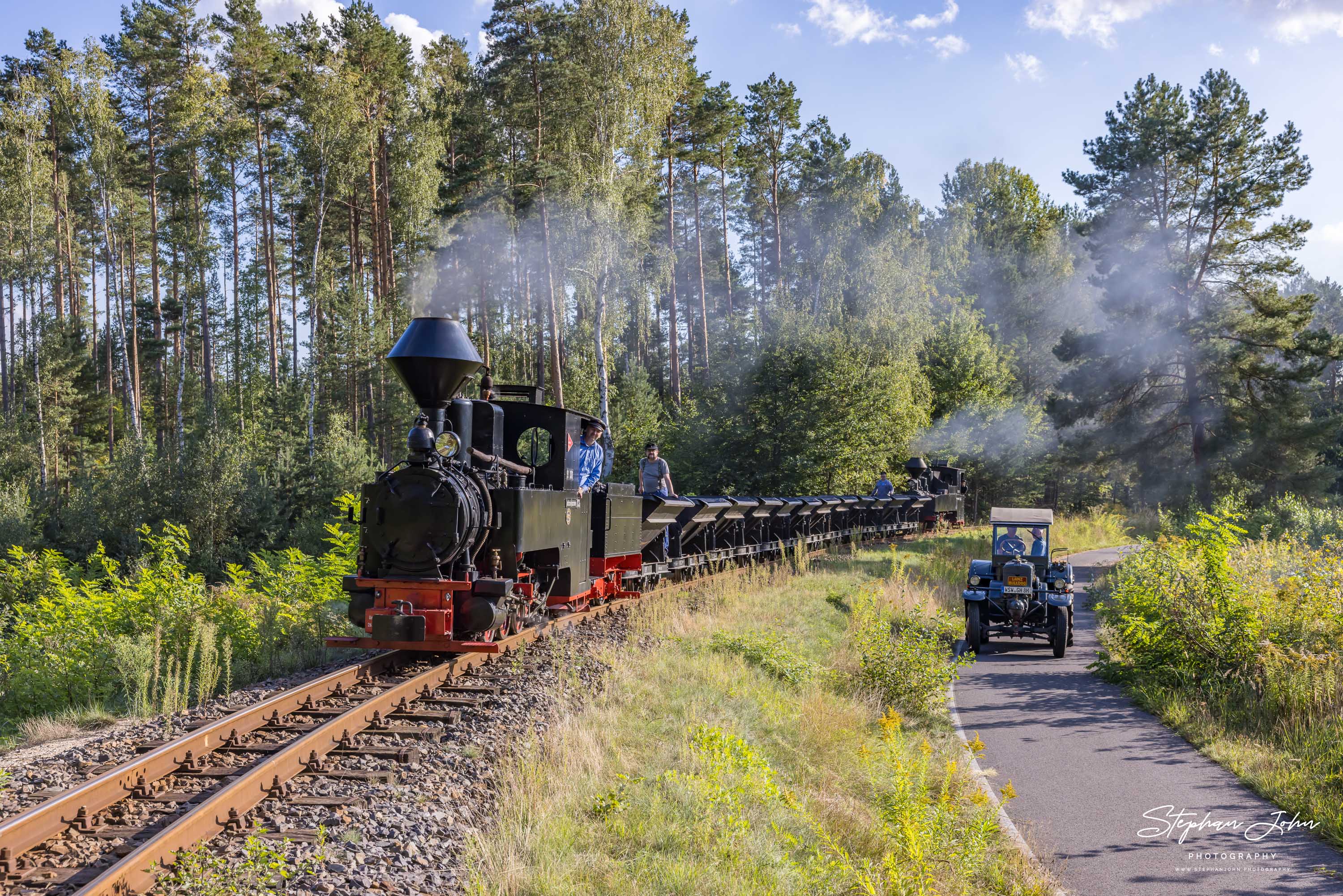 Lok 99 3301 mit einem Lorenzug nach Kromlau