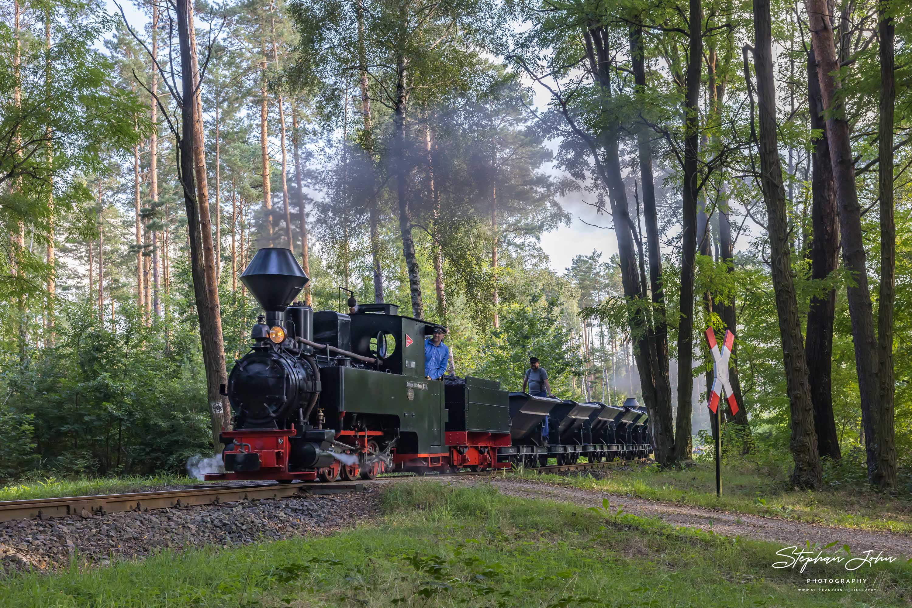 Lok 99 3301 mit einem Lorenzug nach Kromlau