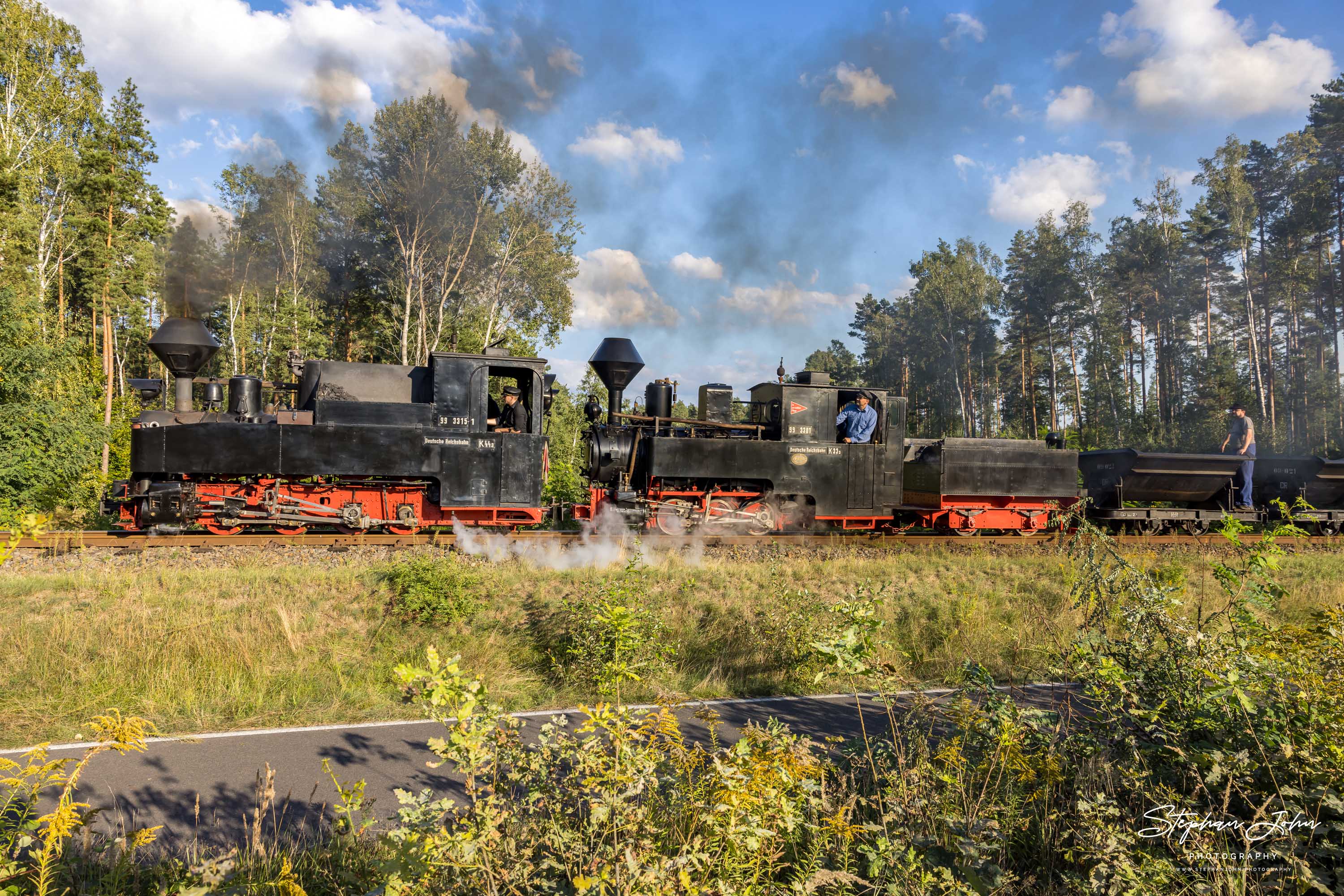 Lok 99 3301 und Vorspannlok 99 3315-1 mit einem Lorenzug nach Kromlau