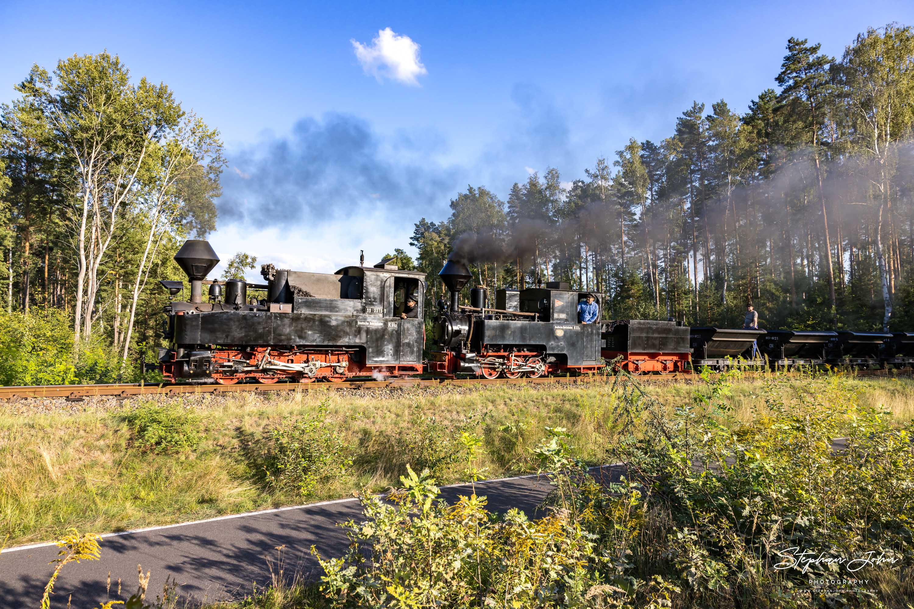 Lok 99 3301 und Vorspannlok 99 3315-1 mit einem Lorenzug nach Kromlau