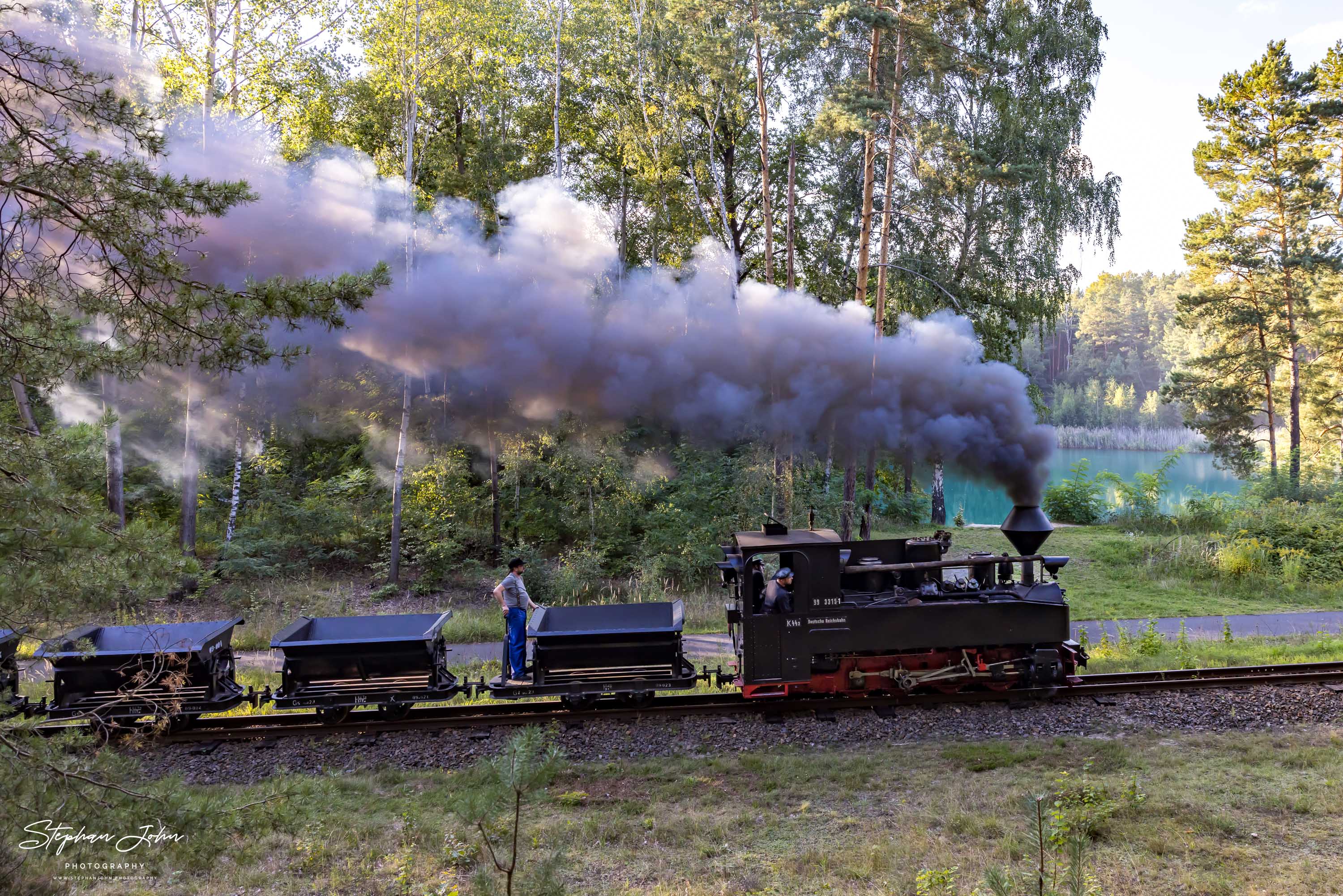 Lok 99 3315-1 mit einem Lorenzug nach Kromlau