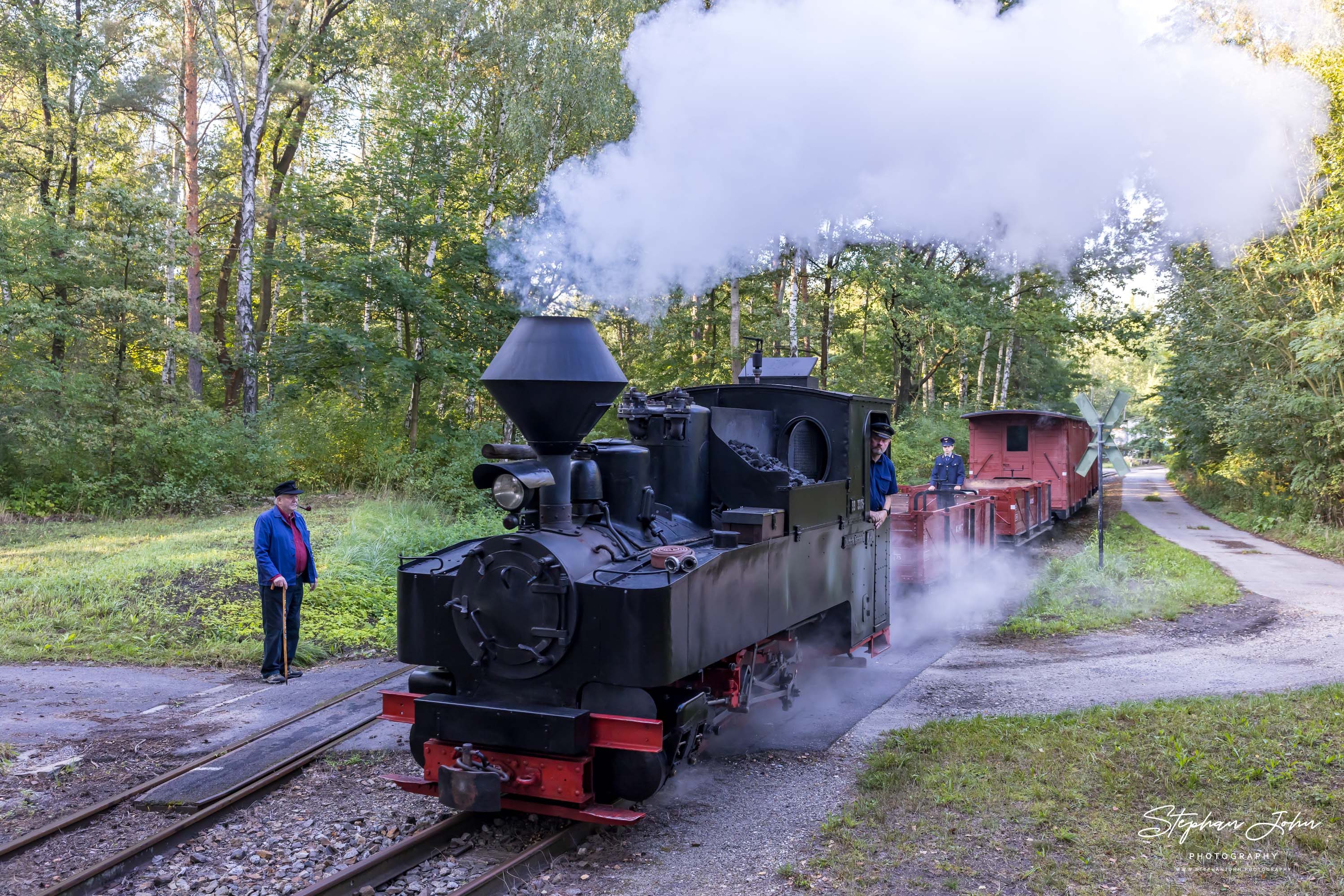 Lok 99 3315-1 mit einem GmP auf dem Weg nach Bad Muskau