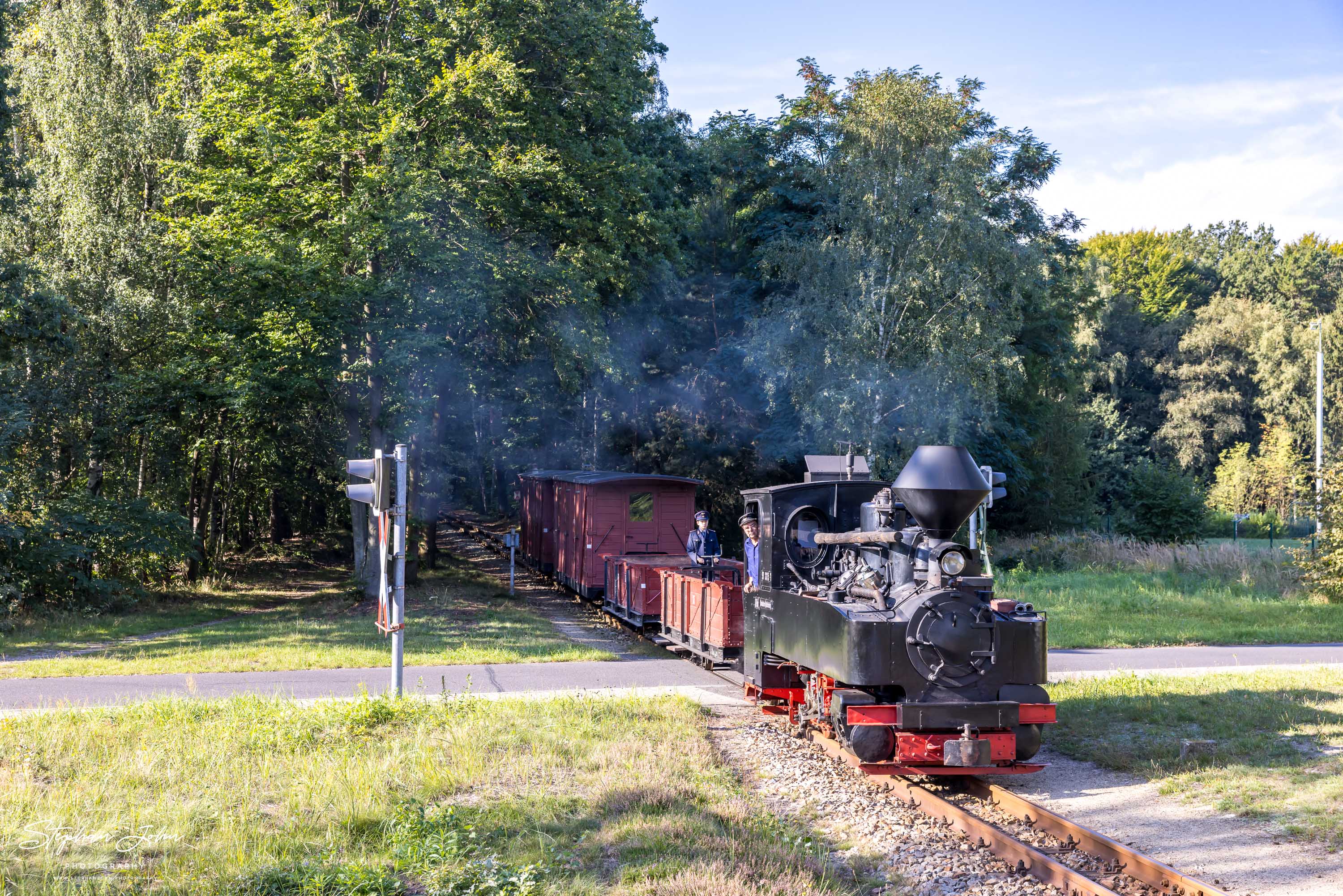 Lok 99 3315-1 mit einem GmP auf dem Weg nach Bad Muskau am Übergang Krauschwitzer Weg