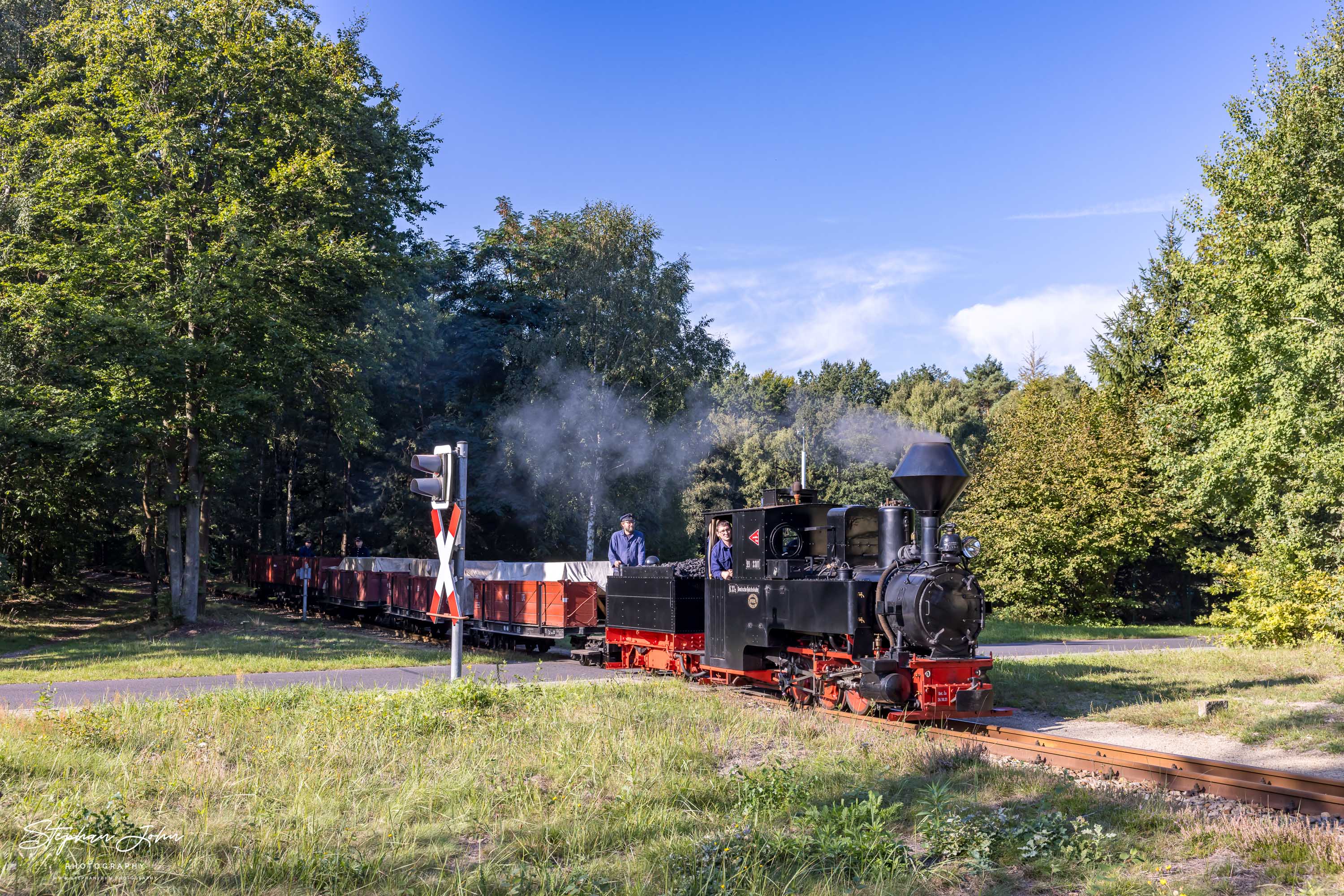 Lok 99 3301 mit einem Güterzug auf dem Weg nach Bad Muskau am Übergang Krauschwitzer Weg