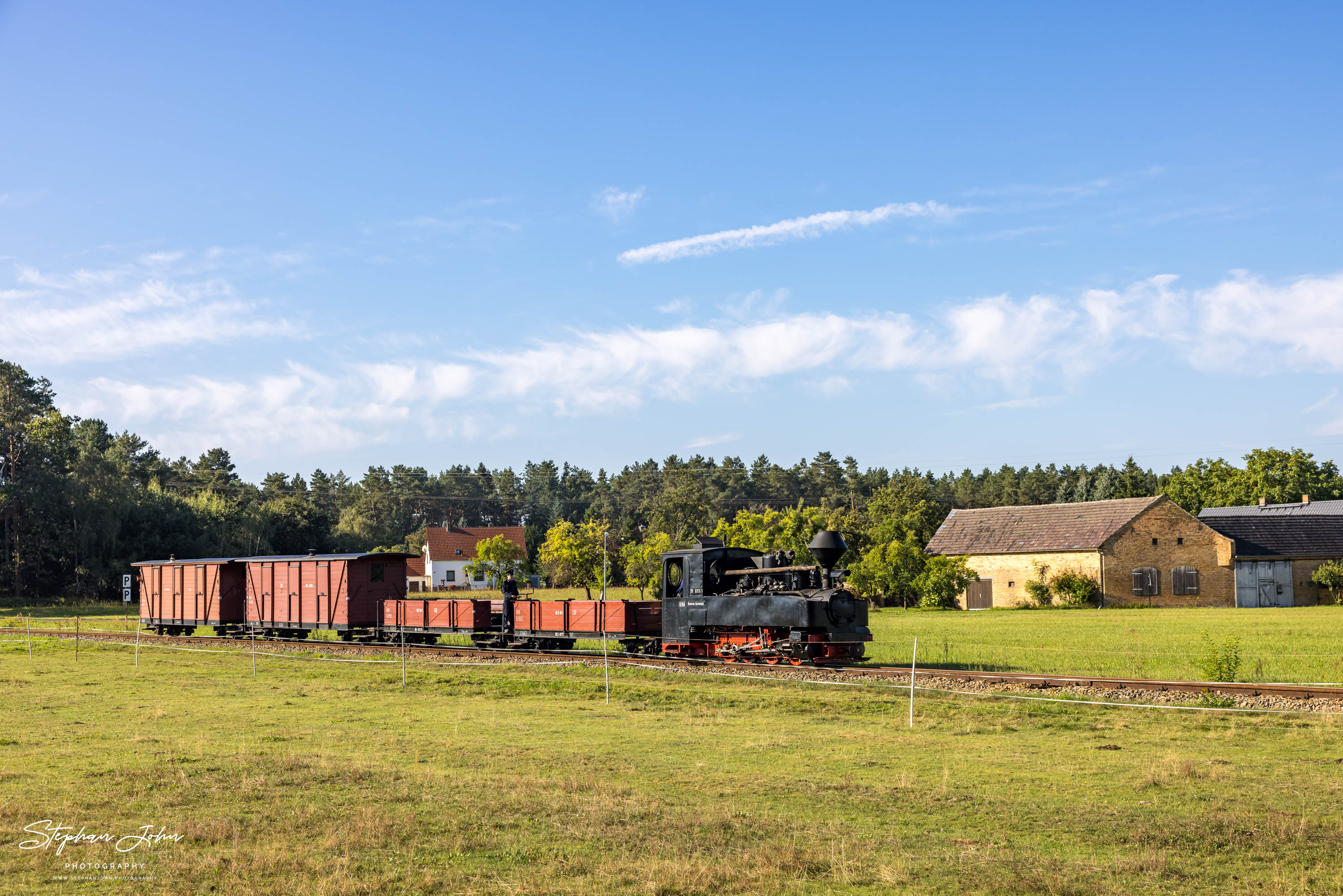 Lok 99 3315-1 mit einem GmP auf dem Weg nach Bad Muskau