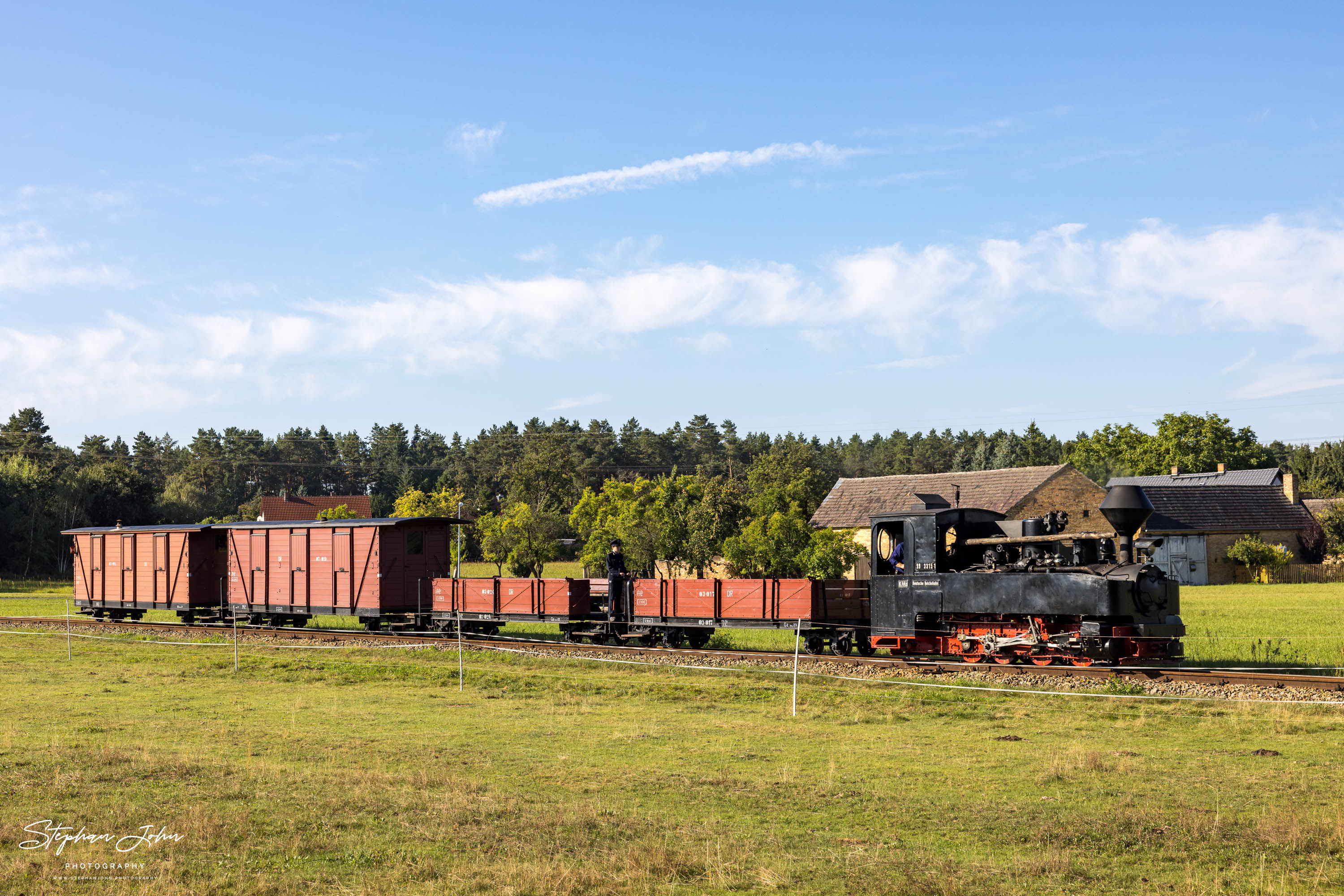 Lok 99 3315-1 mit einem GmP auf dem Weg nach Bad Muskau