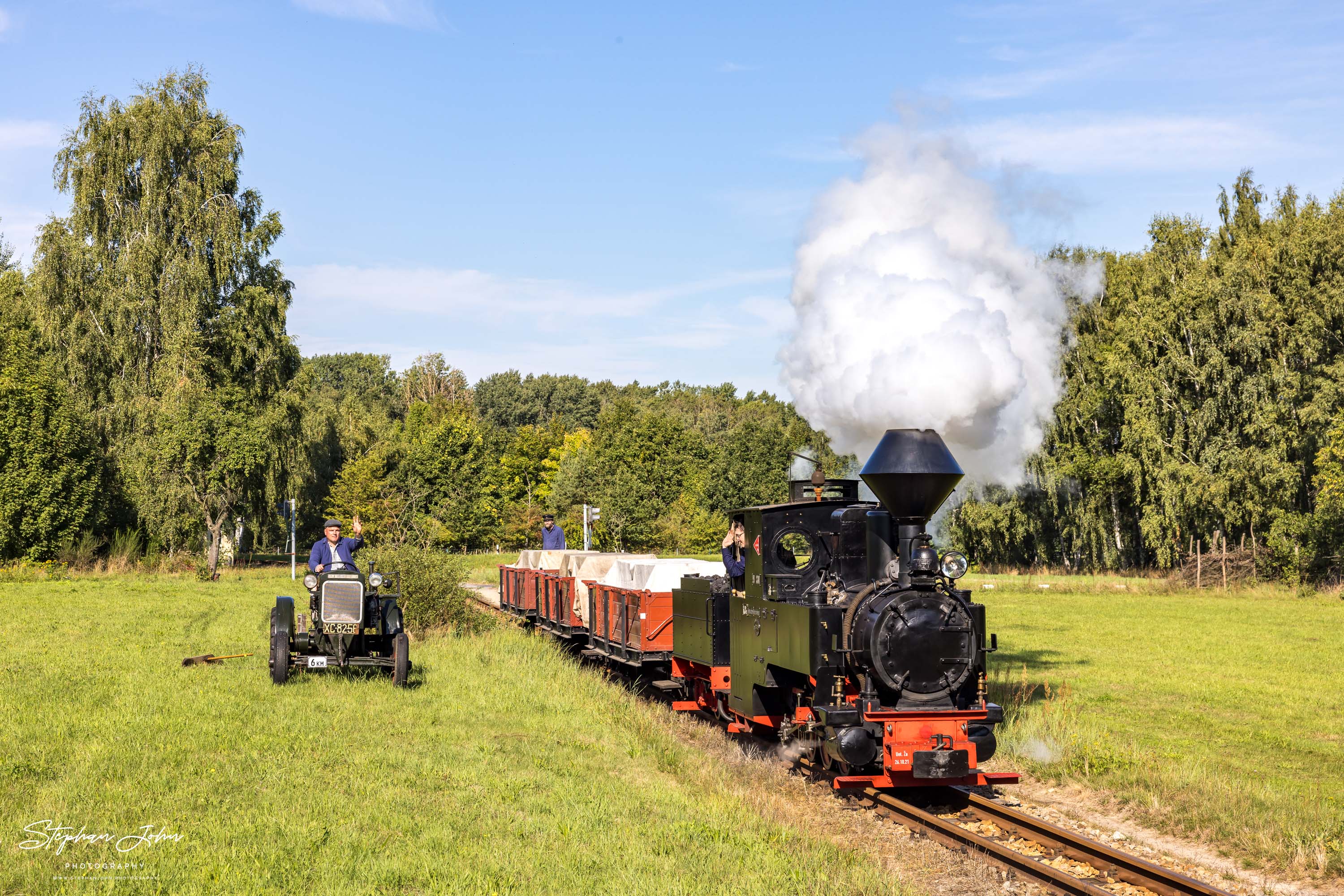 Lok 99 3301 mit einem Güterzug auf dem Weg nach Bad Muskau kurz nach dem Bahnhof Krauschwitz Baierweiche