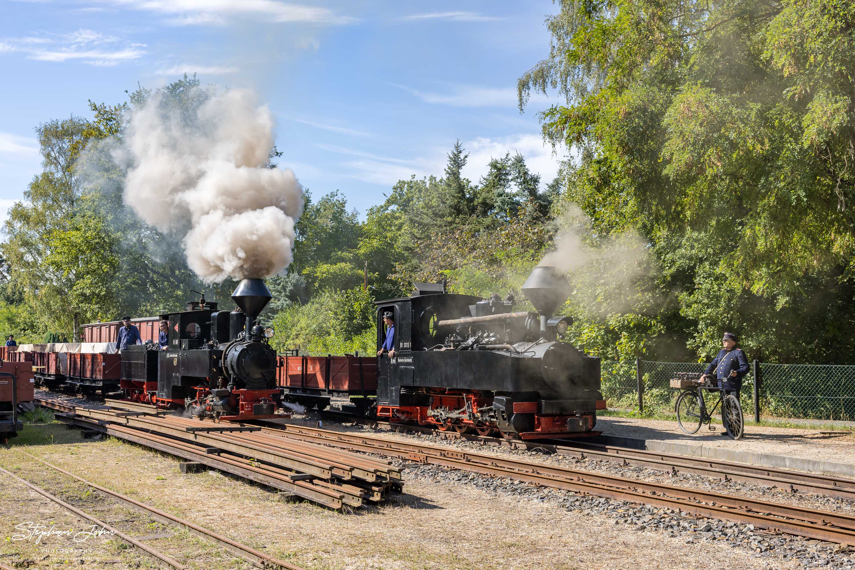 Lok 99 3301 fährt mit einem Güterzug aus dem Bahnhof Weißwasser aus