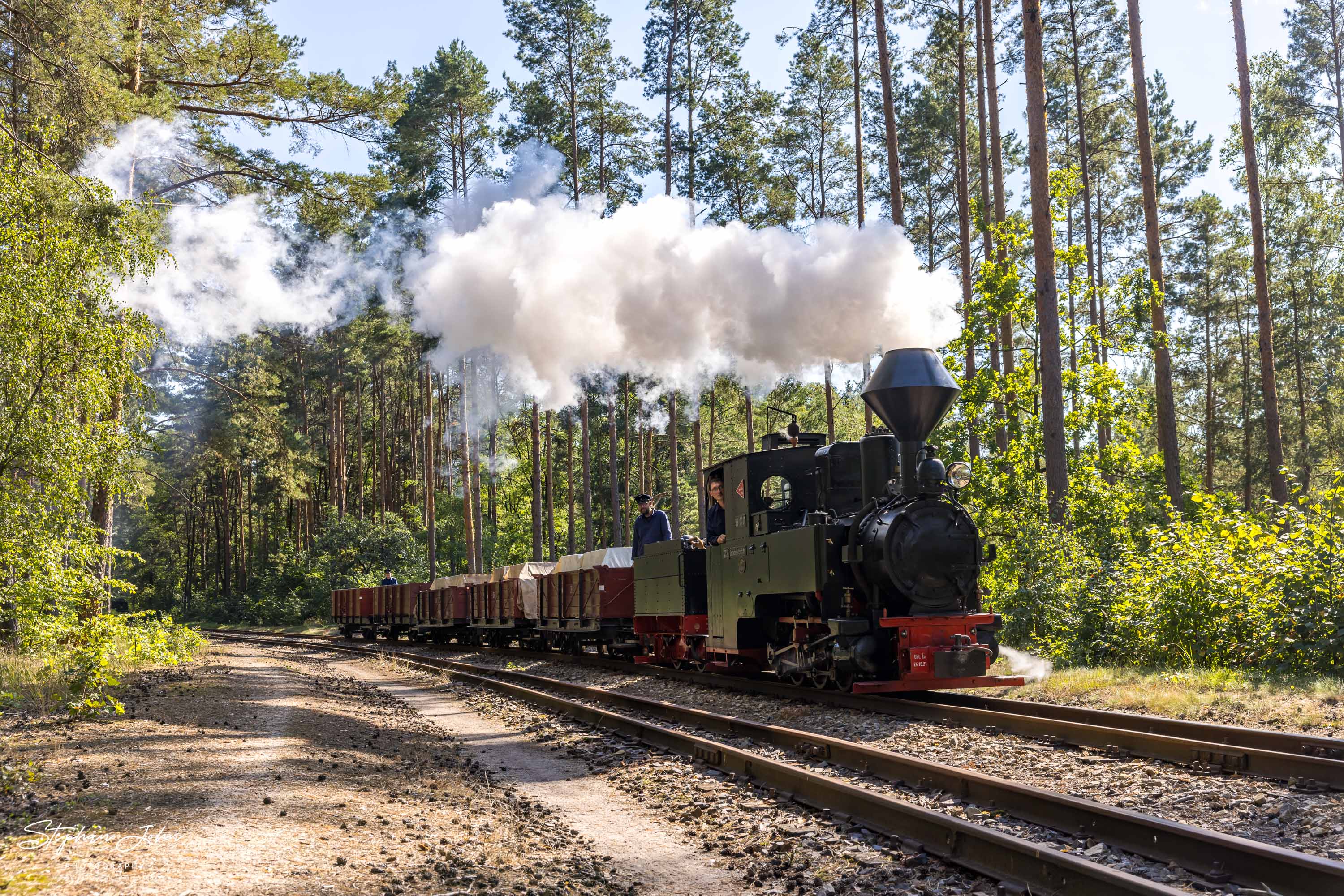 Lok 99 3301 fährt mit einem Güterzug durch die Ausweichstelle Brikettfabrik