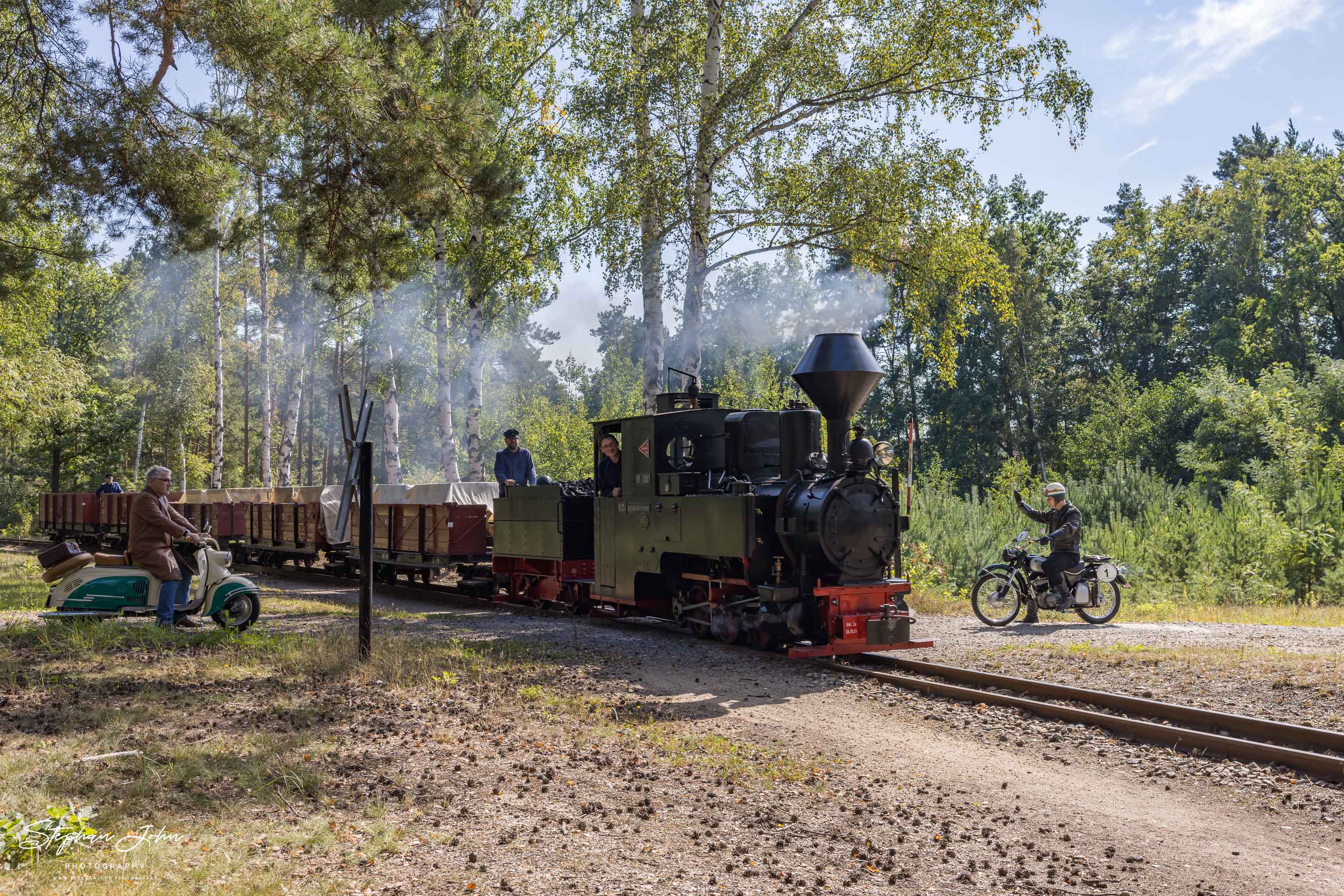 Lok 99 3301 mit einem Güterzug in Richtung Halbendorfer Wechsel