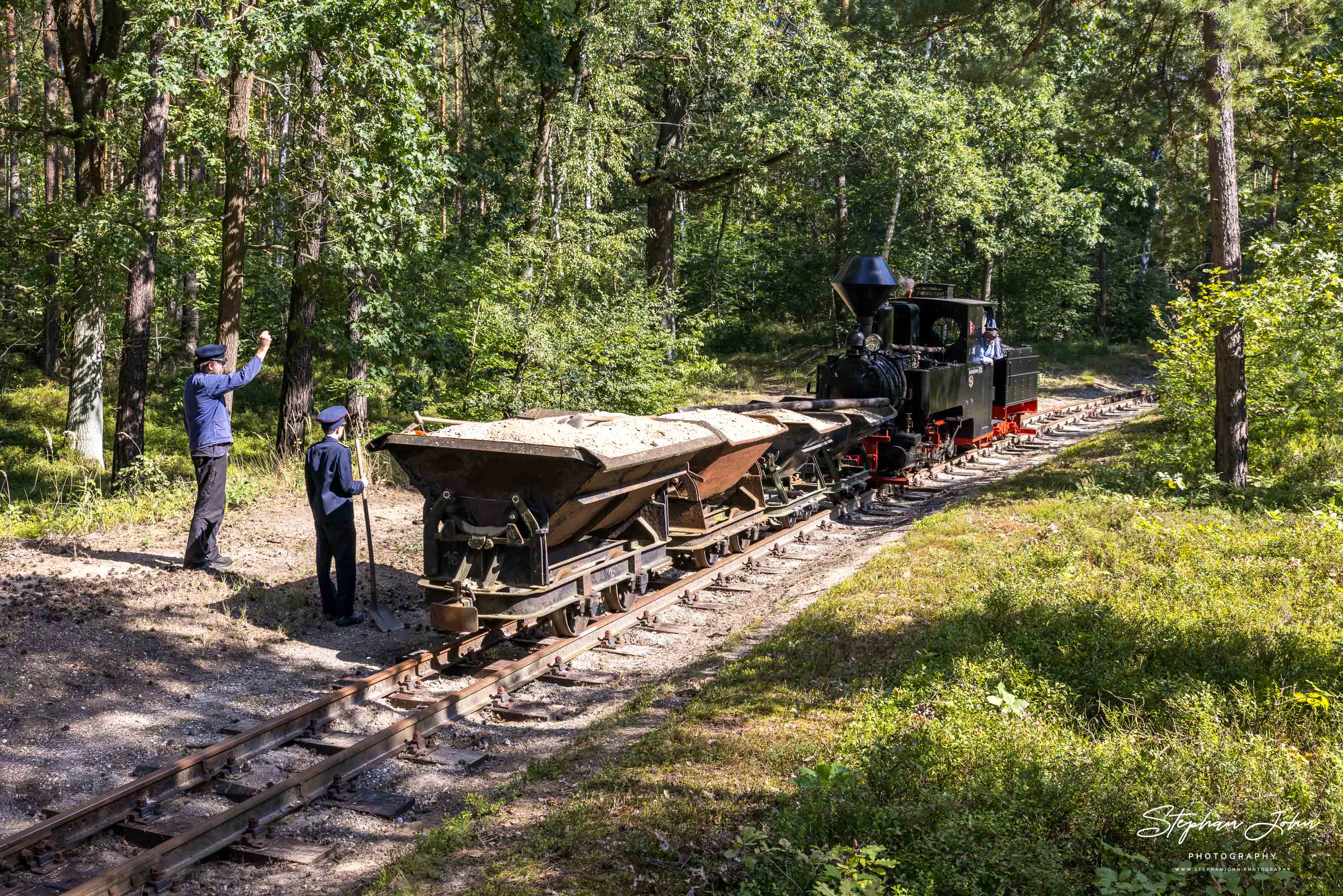 Lok 99 3301 mit beladenen Lorenwagen im Arbeitszugeinsatz