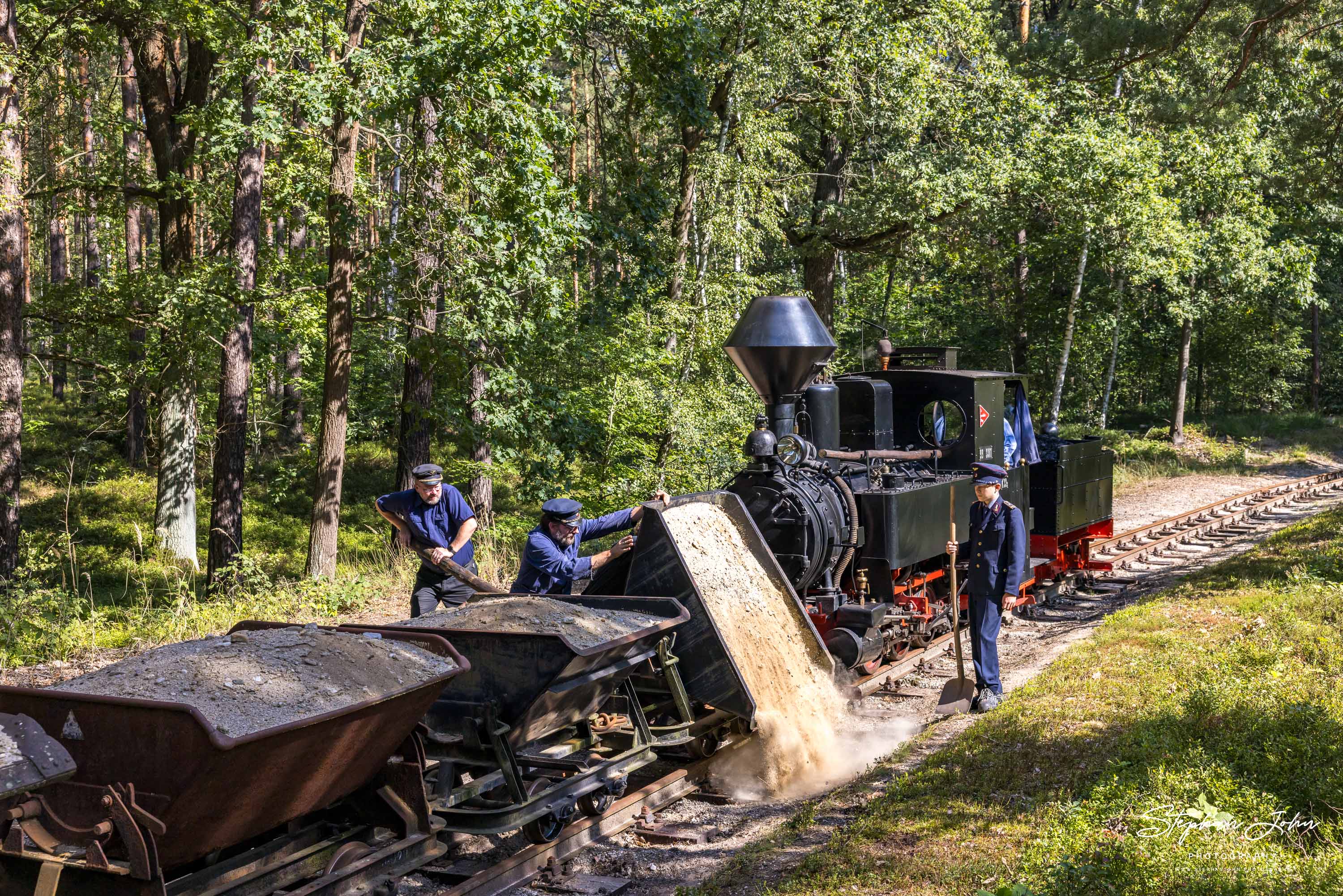 Lok 99 3301 mit beladenen Lorenwagen im Arbeitszugeinsatz