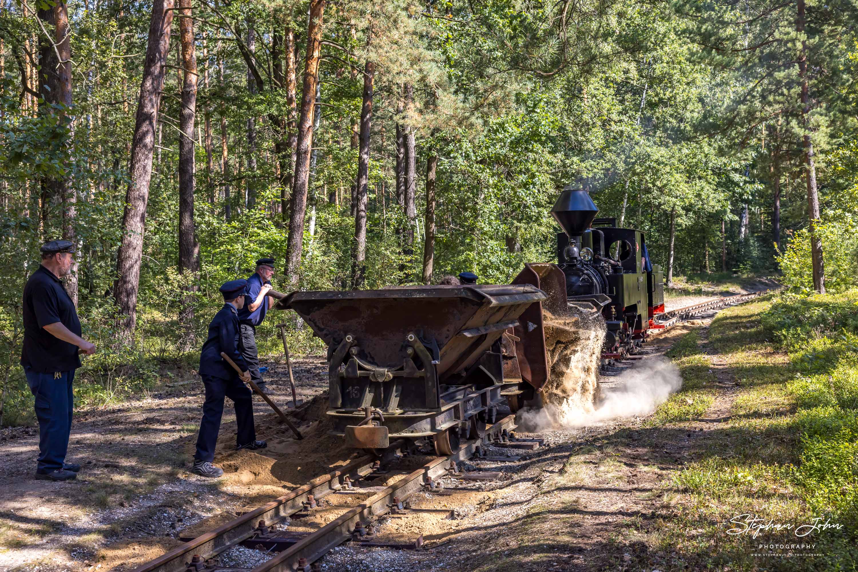 Lok 99 3301 mit beladenen Lorenwagen im Arbeitszugeinsatz