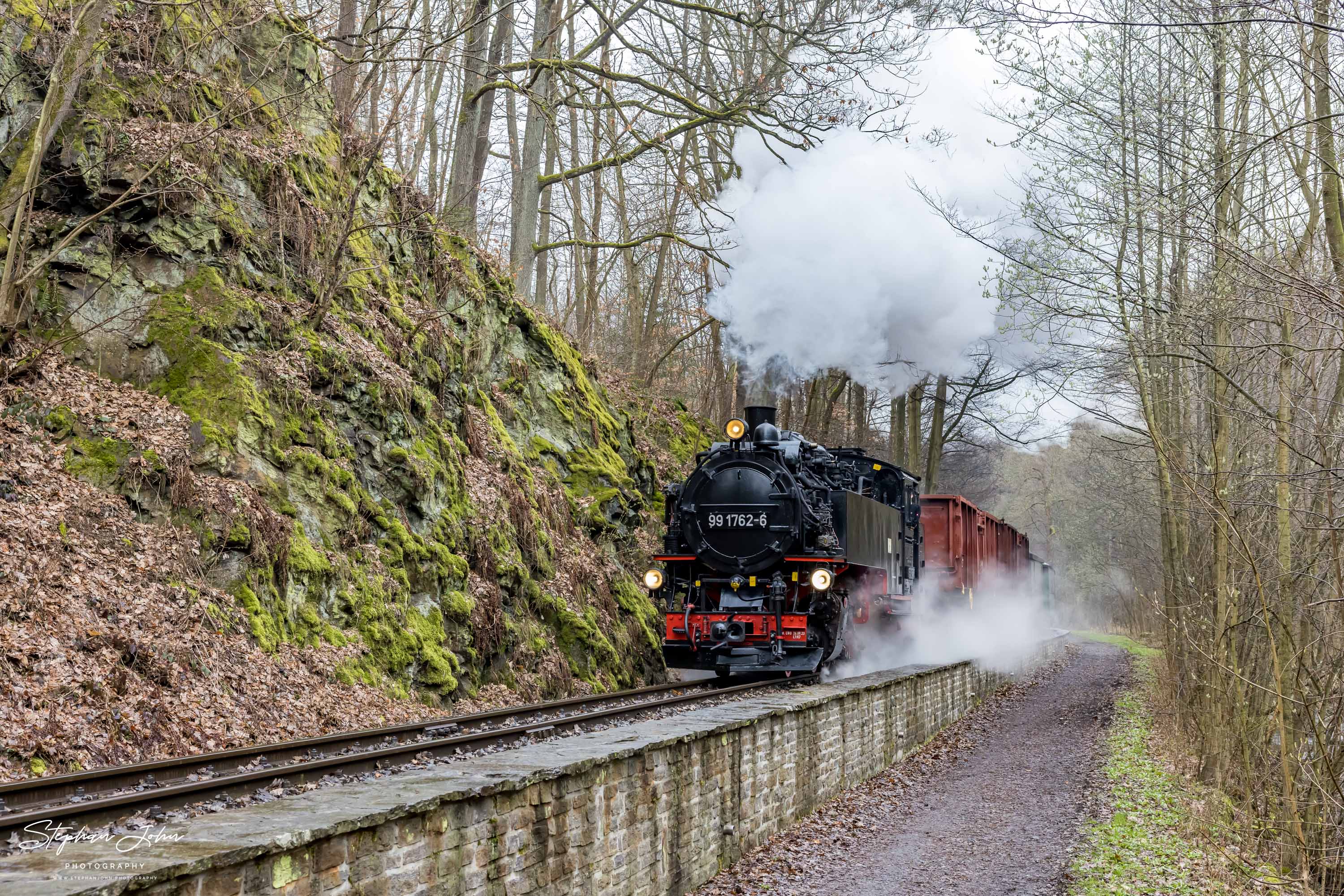 Lok 99 1762-6 dampft mit P 5100 durch das Tal der Roten Weißeritz