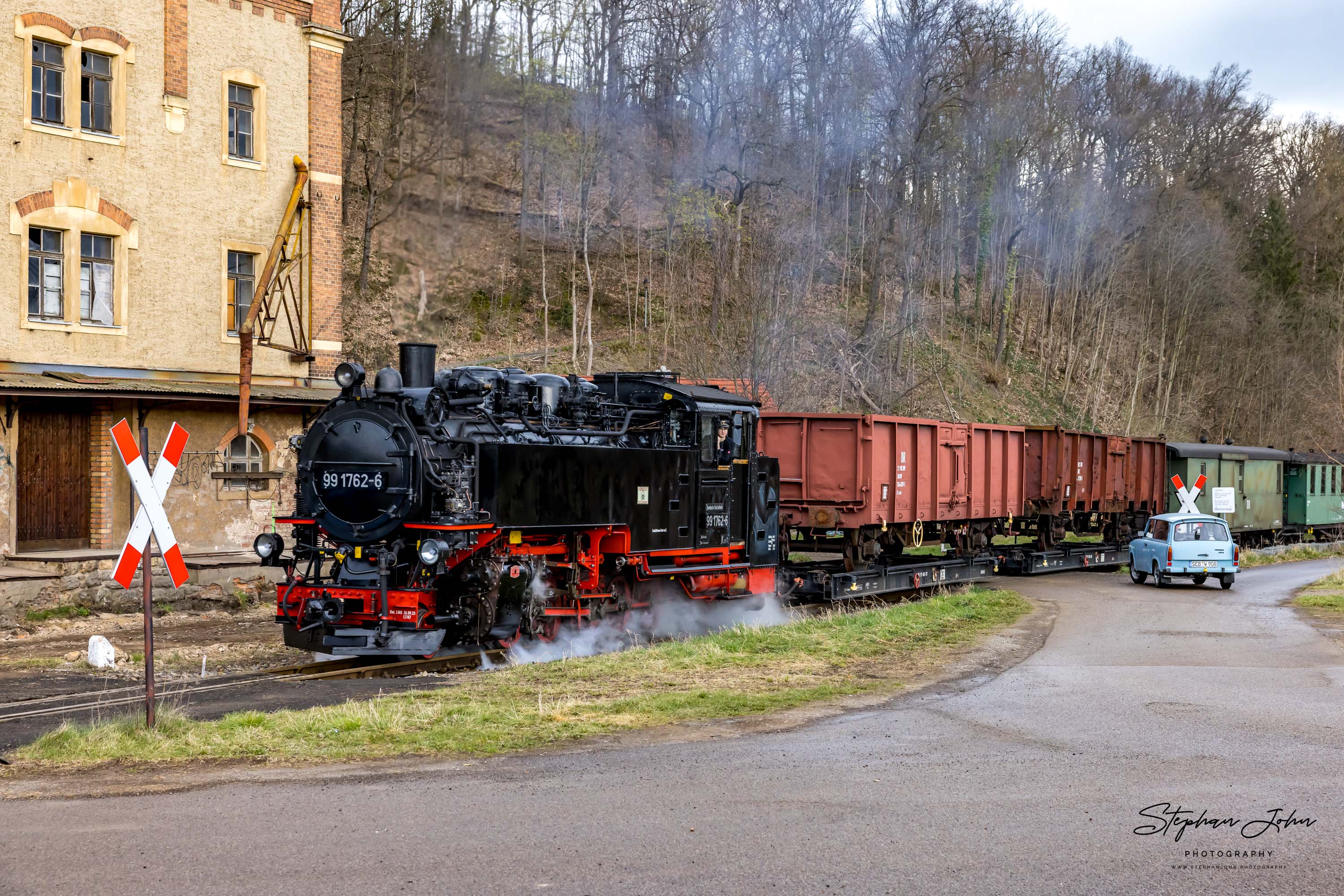Lok 99 1762-6 dampft mit P 5100 durch das Tal der Roten Weißeritz und erreicht Dippoldiswalde
