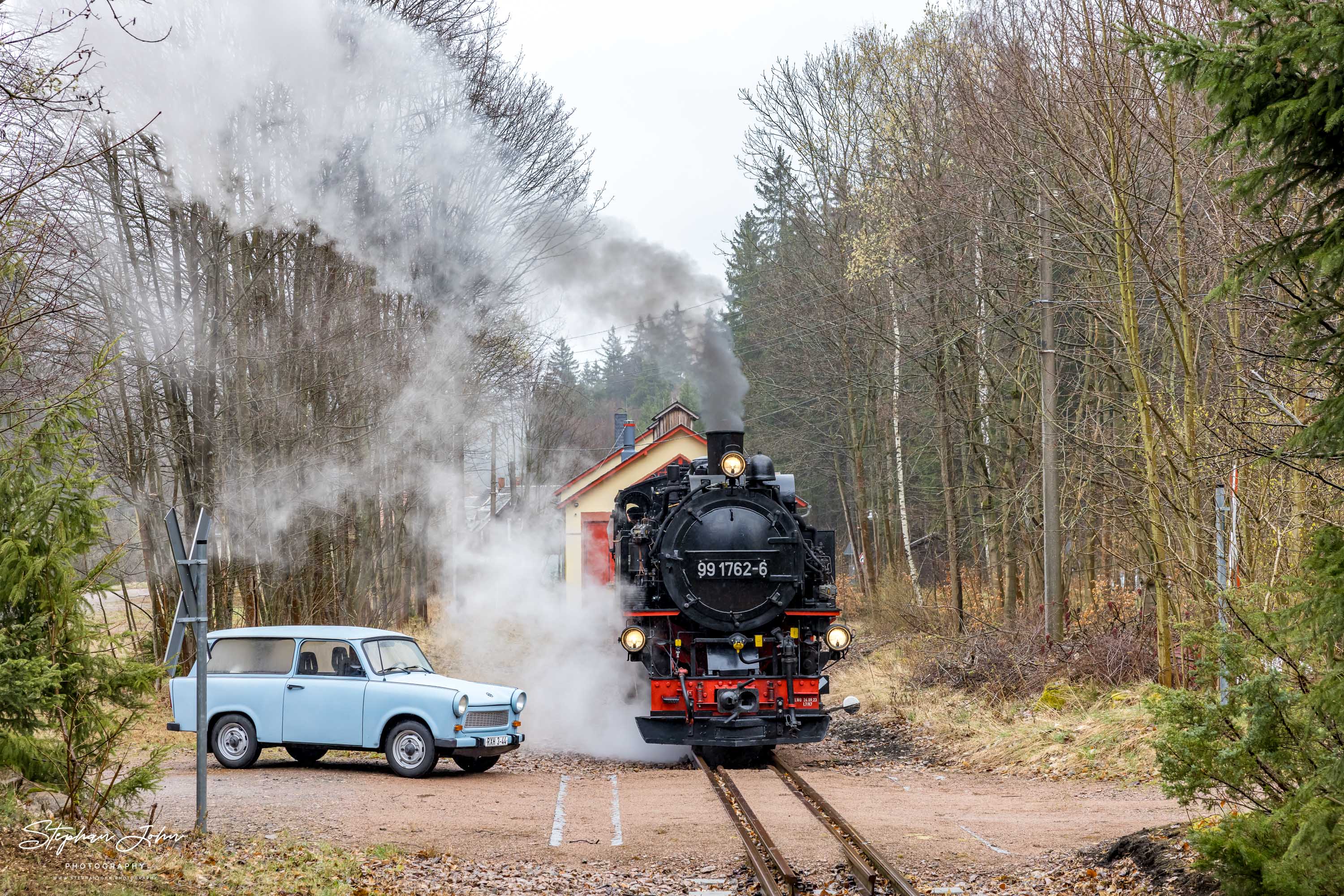Lok 99 1762-6 fährt in Kipsdorf vom Lokschuppen zurück zum Bahnhof
