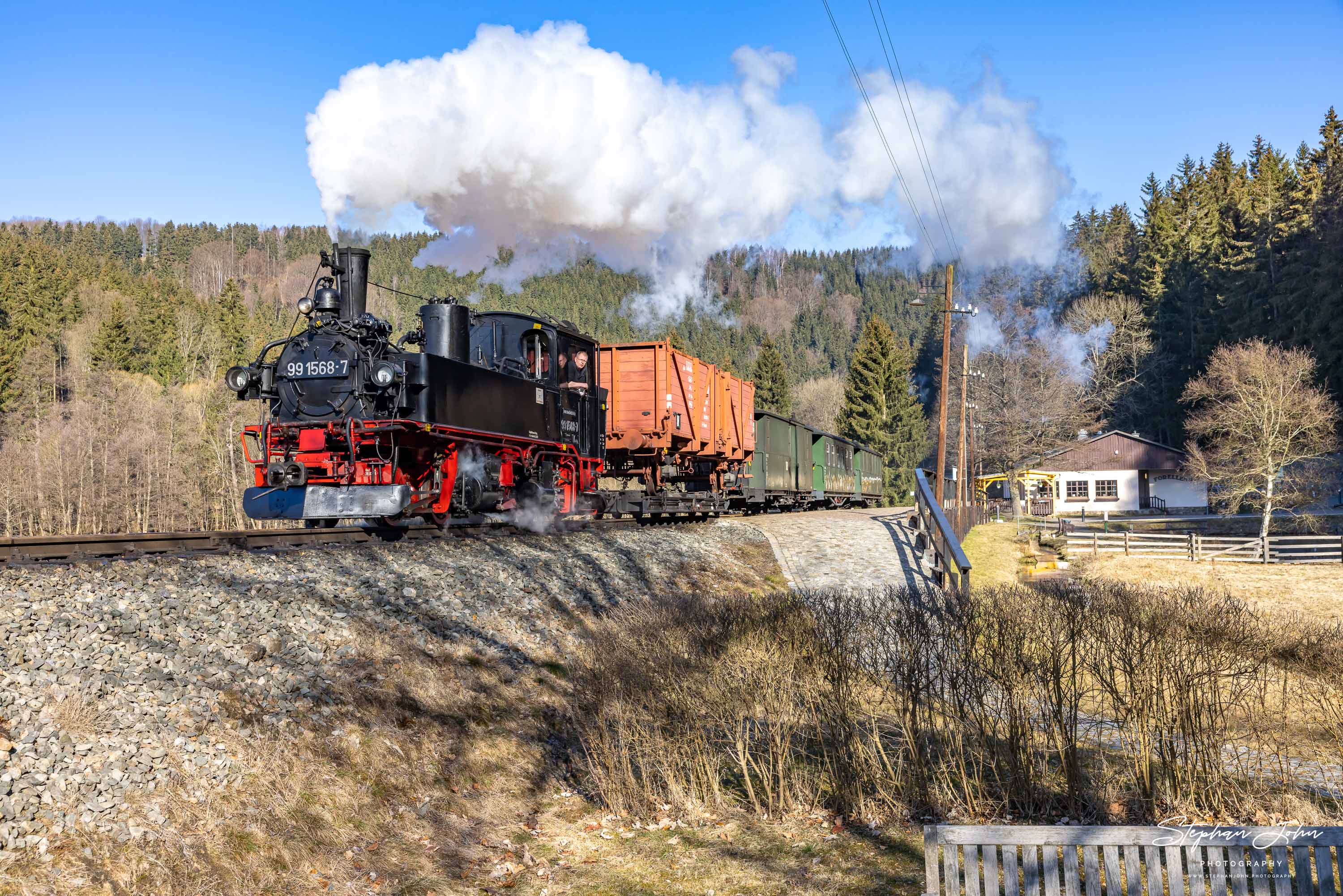 Lok 99 1568-7 fährt mit einem GmP am Haltepunkt Forellenhof in Richtung Schmalzgrube vorbei