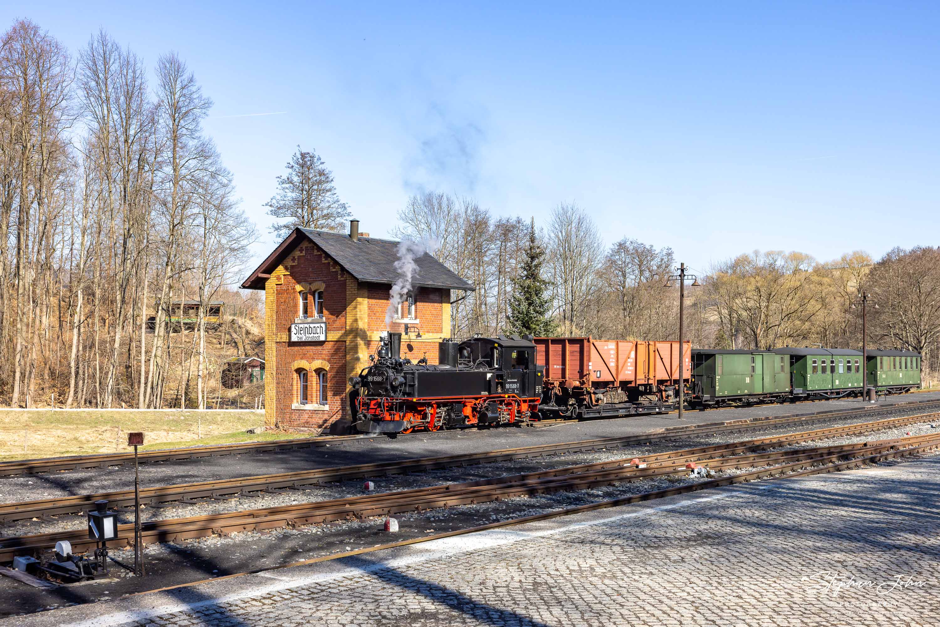 Lok 99 1568-7 steht mit einem GmP im Bahnhof Steinbach