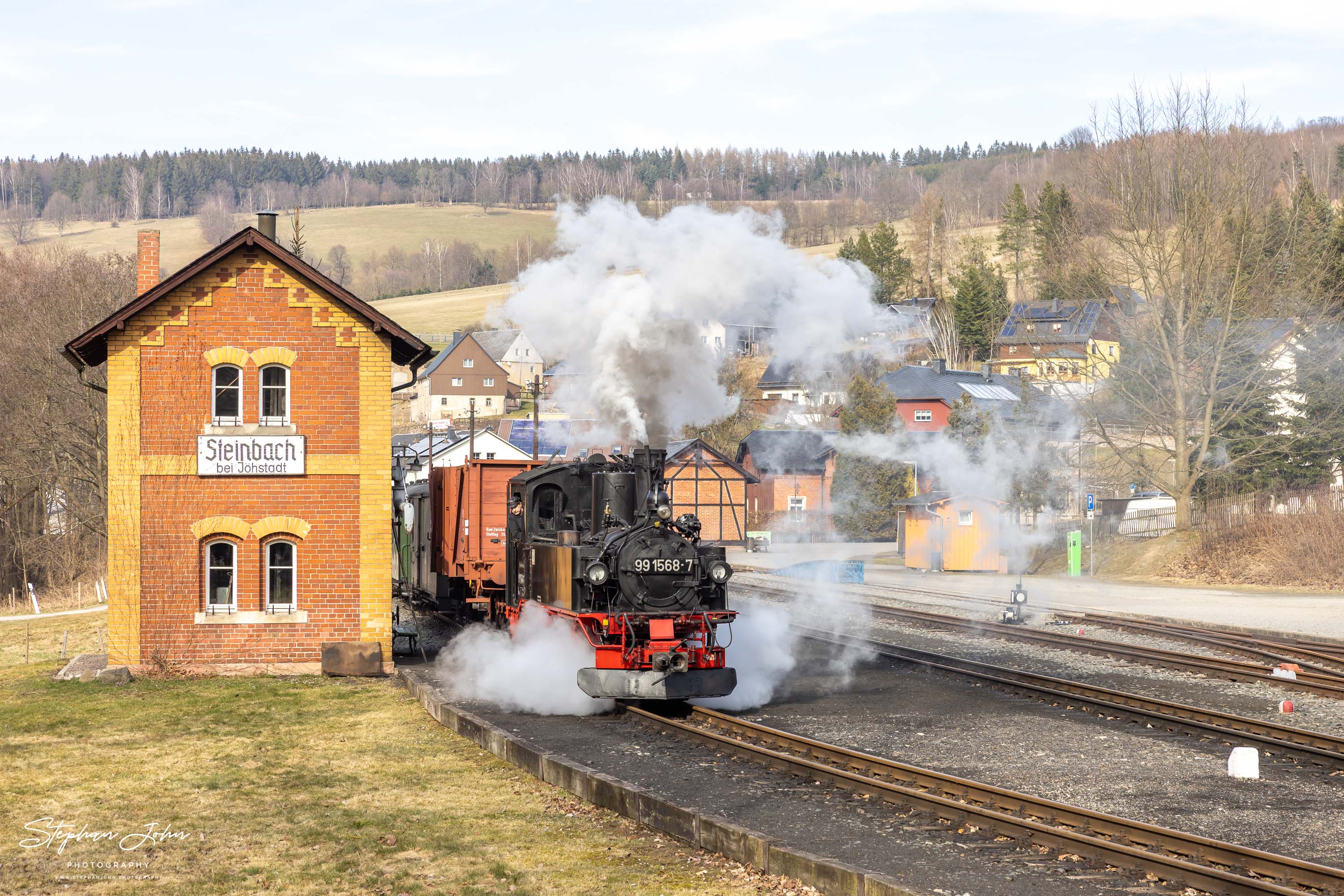 Lok 99 1568-7 verlässt mit einem GmP den Bahnhof Steinbach in Richtung Jöhstadt
