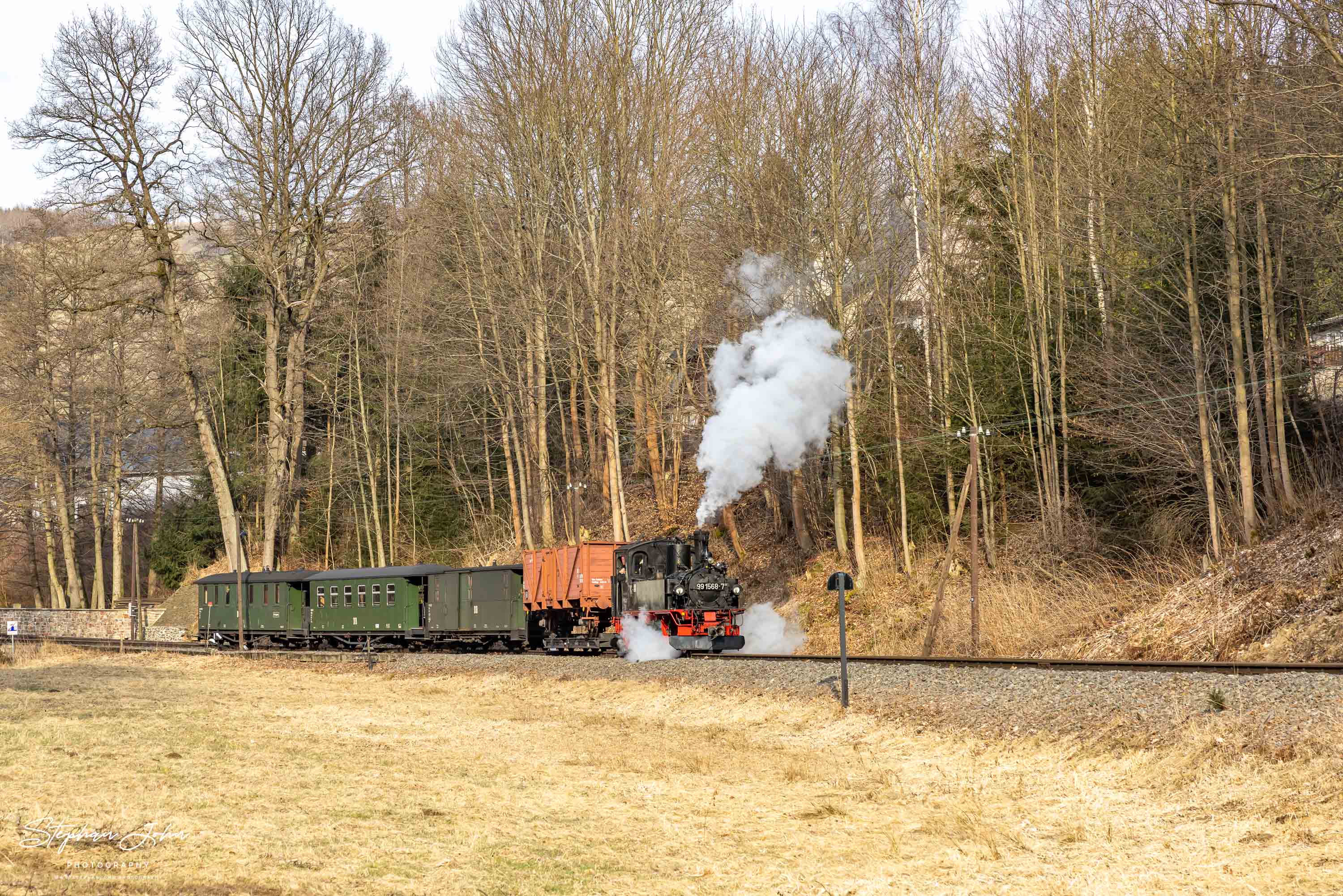 Lok 99 1568-7 mit einem GmP von Steinbach nach Jöhstadt hat den Bahnhof Steinbach verlassen