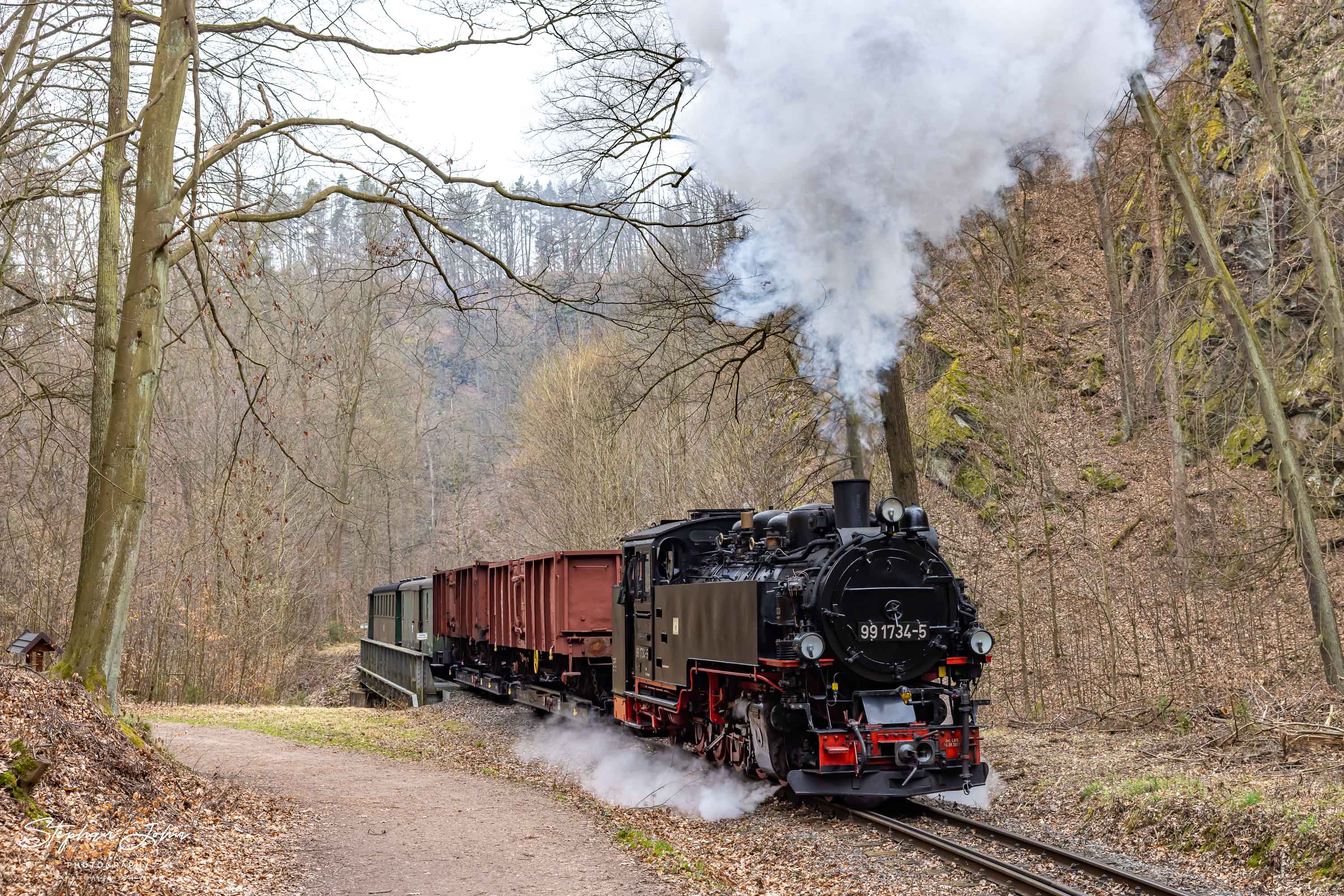 Lok 99 1734-5 dampft mit einem GmP durch den Rabenauer Grund in Richtung Schmiedeberg