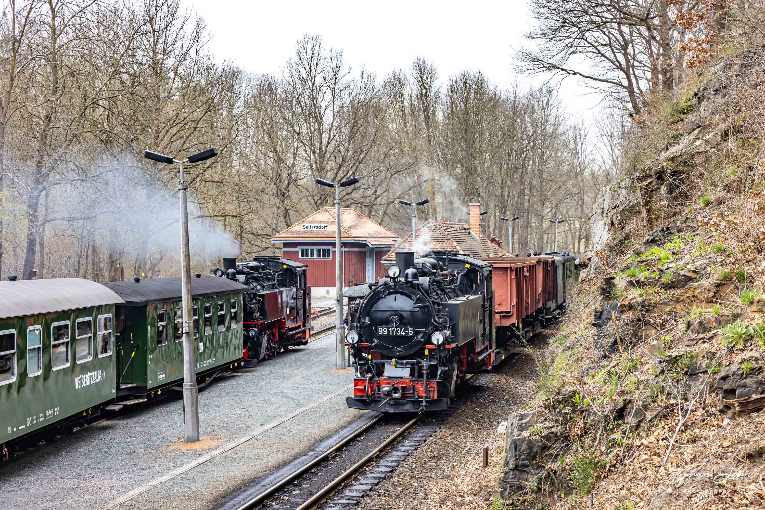 Lok 99 1734-5 hat den Bahnhof Seifersdorf erreicht und wartet auf die Kreuzung mit dem Personenzug P 5001