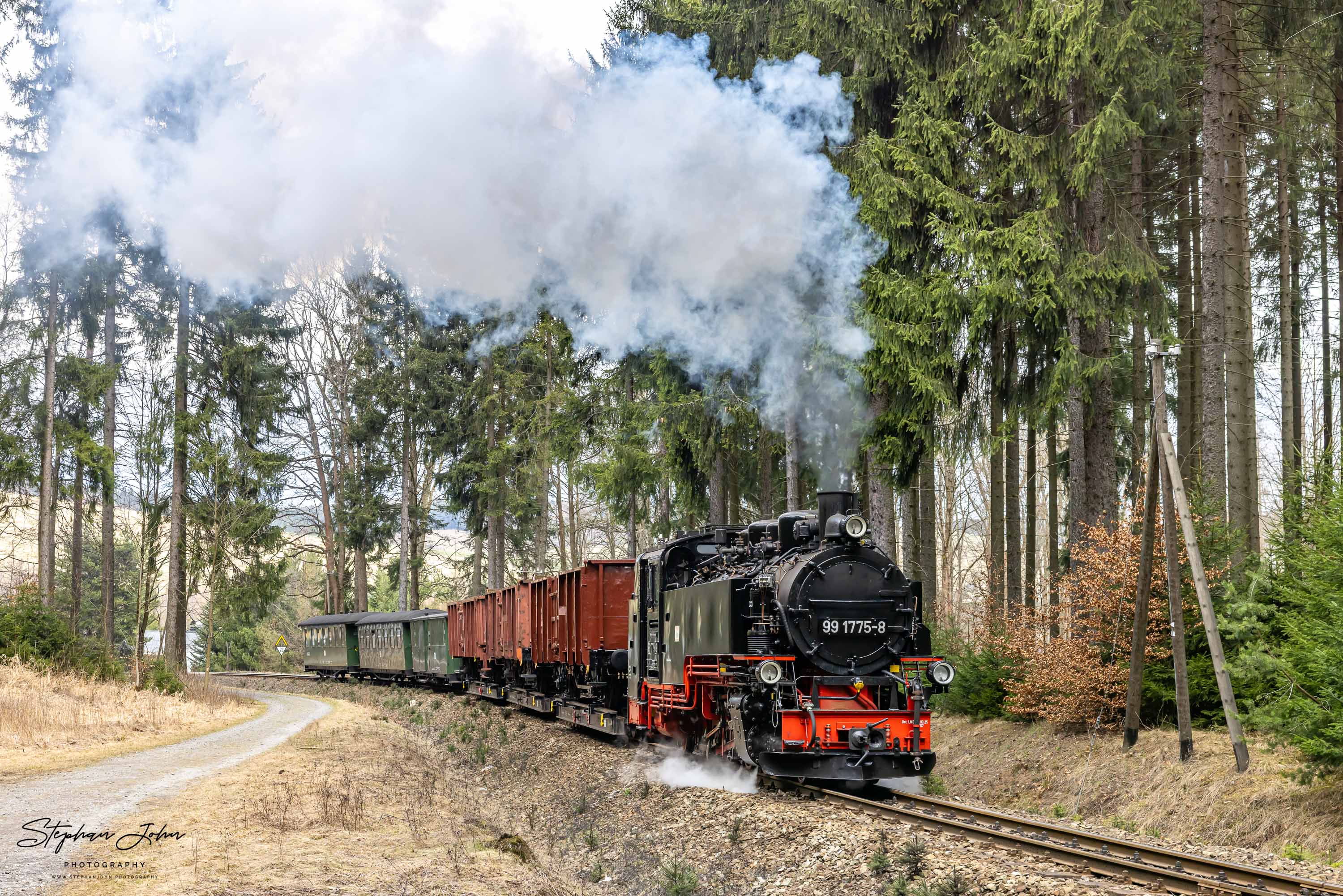 Lok 99 1775-8 hat mit einem GmP Neudorf verlassen und dampft bergauf nach Kretscham-Rothensehma
