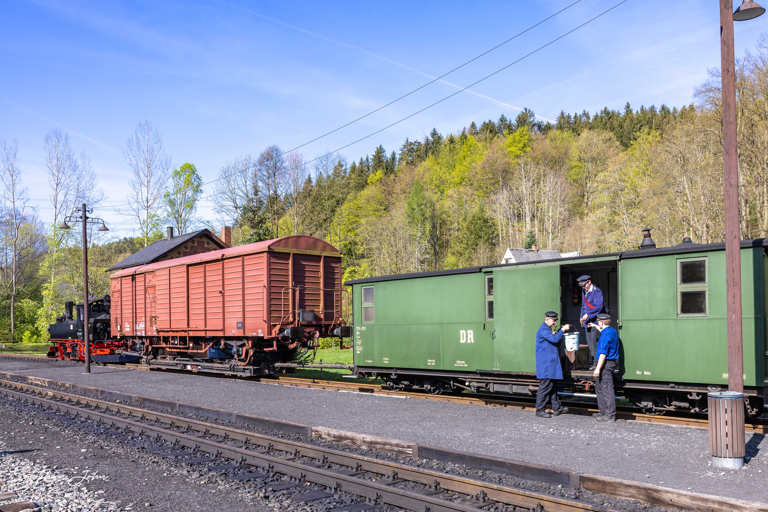 Lok 99 1568-7 steht mit einem GmP in Steinbach