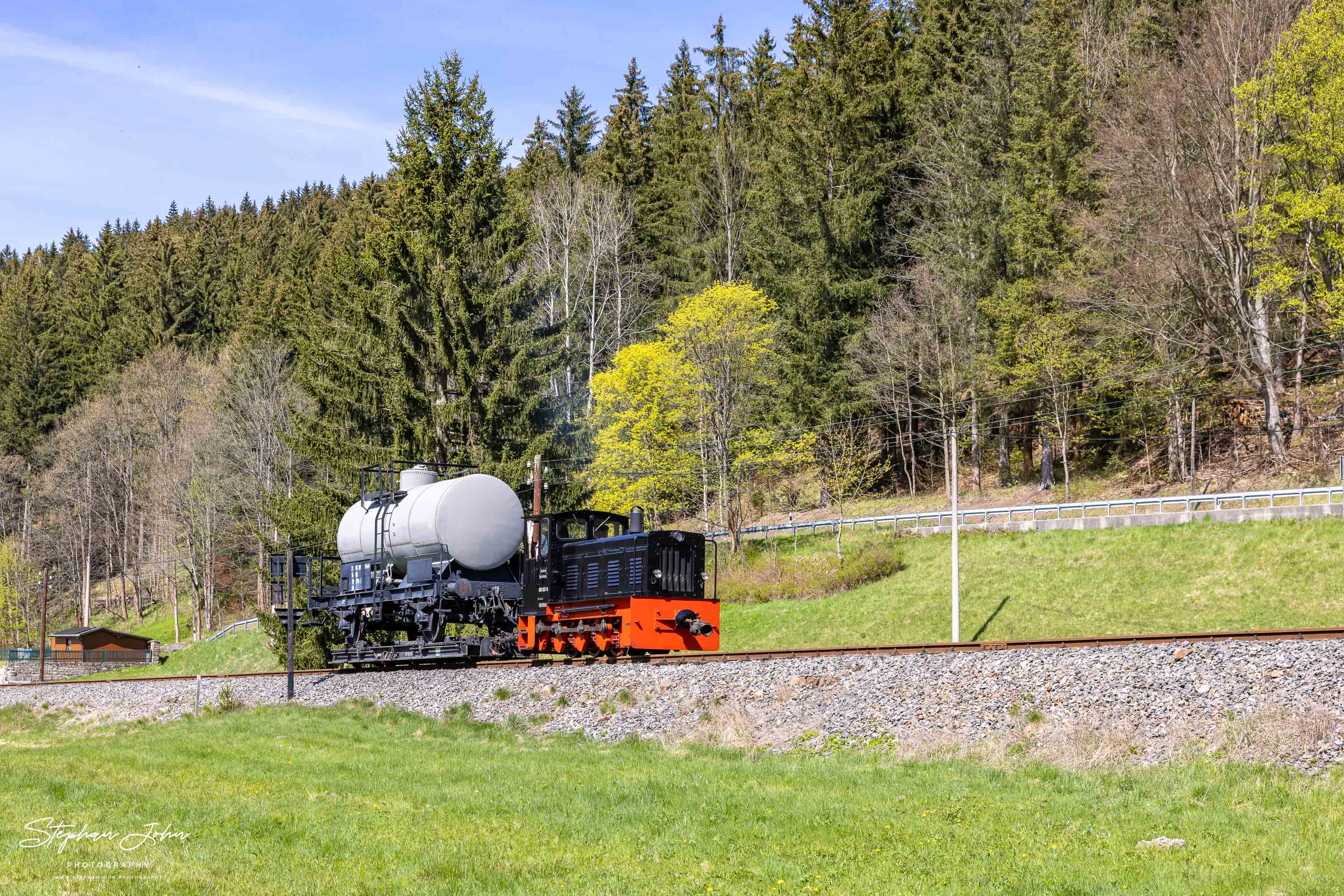 Lok 199 007-6 bringt einen Kesselwagen von Steinbach nach Jöhstadt