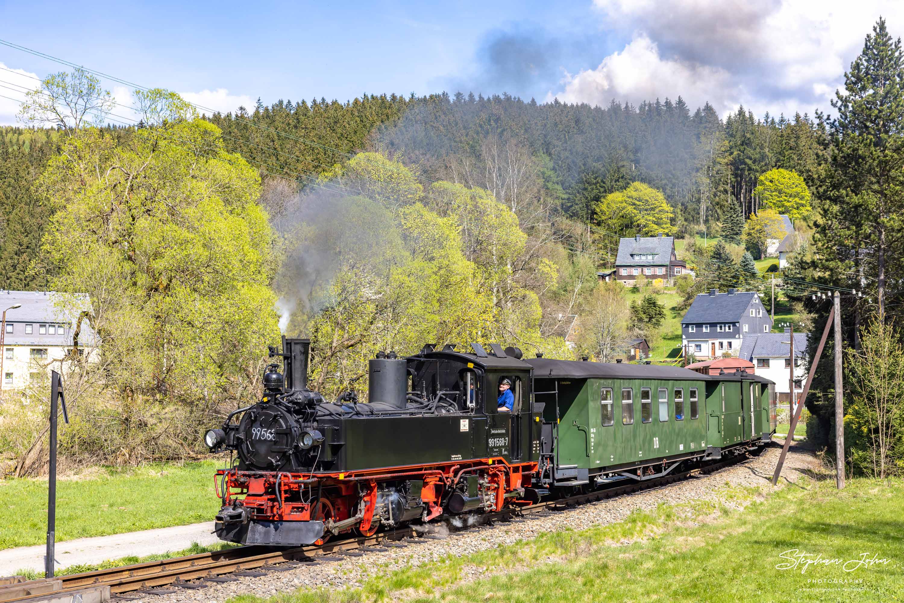 Lok 99 1568-7 verlässt mit einem GmP den Bahnhof Schmalzgrube