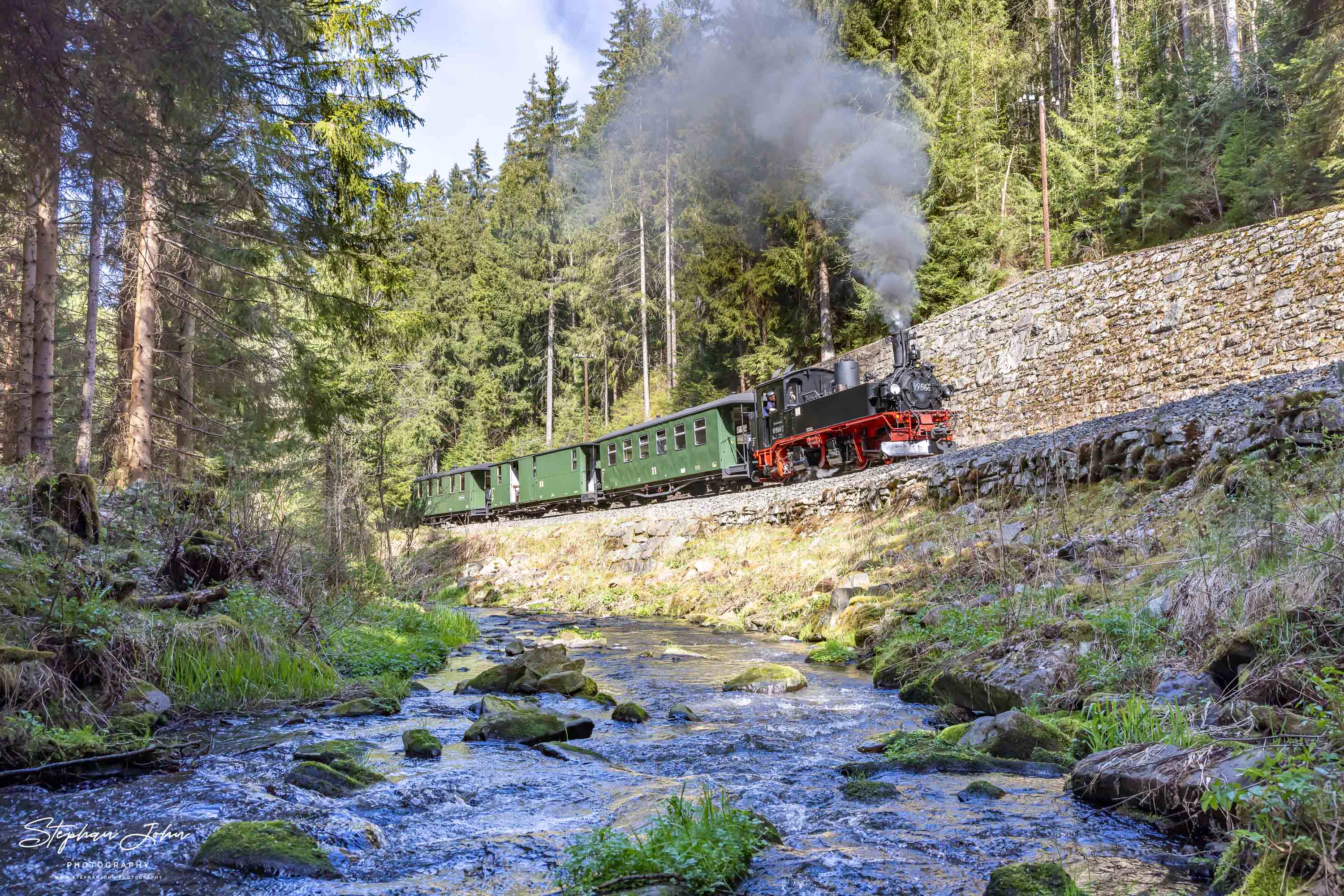 Lok 99 1568-7 mit einem GmP zwischen Bf Schmalzgrube und Bf Schlössel