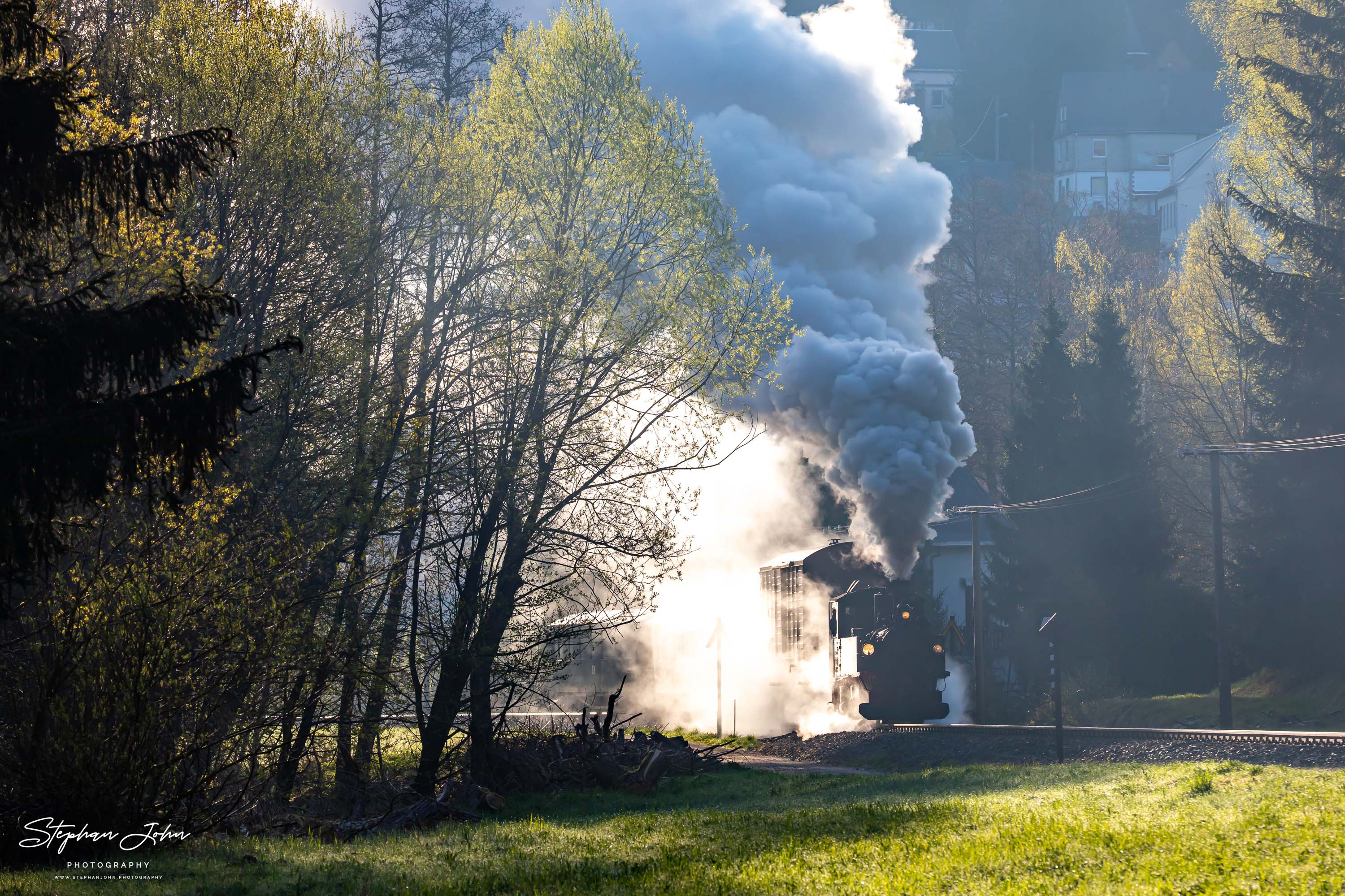 Im Gegenlicht dampft Lok 99 1568-7 mit einem GmP von Schmalzgrube in Richtung Jöhstadt