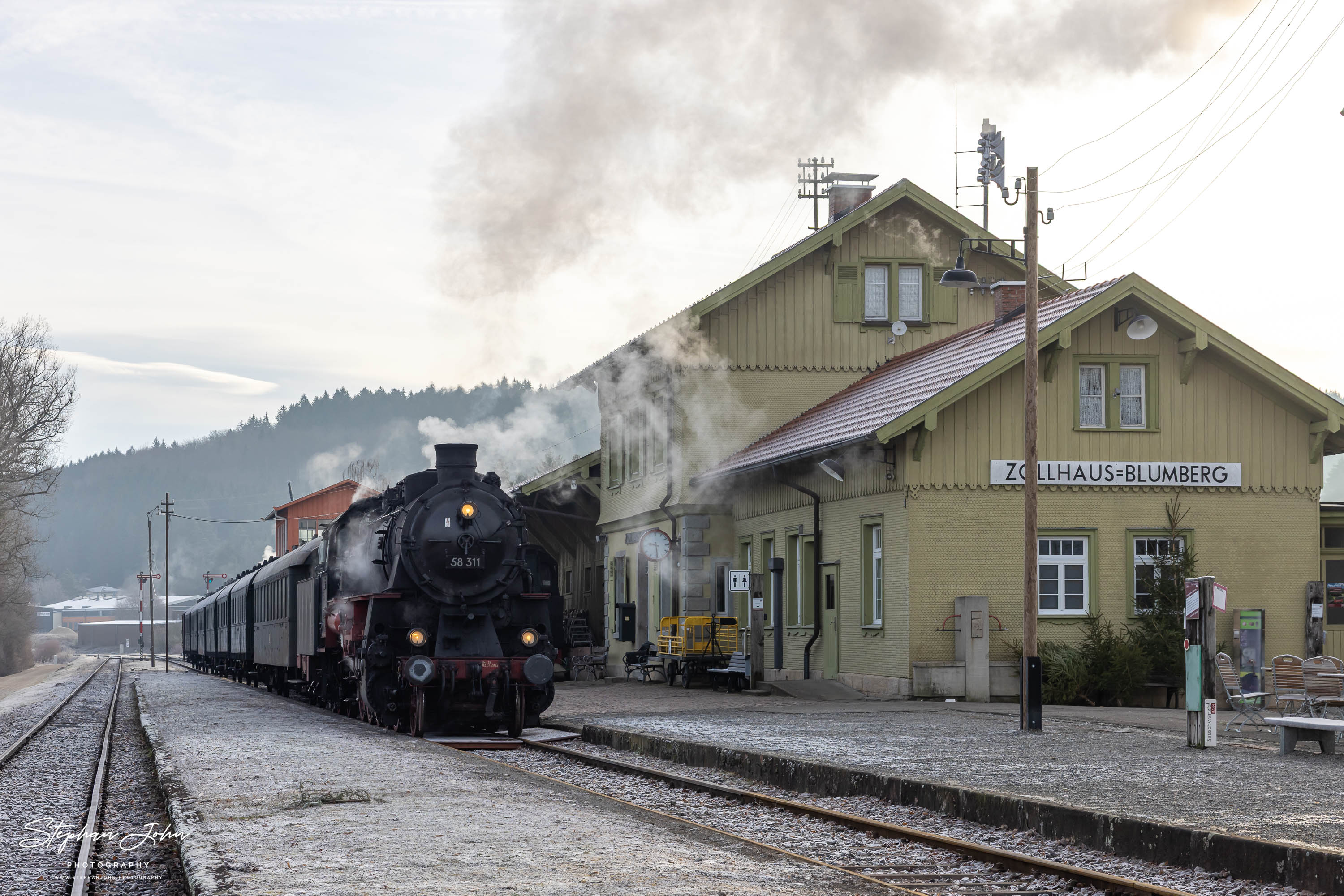 Lok 58 311 mit DLr 88236 von Rottweil hat den Zielbahnhof Blumberg-Zollhaus erreicht