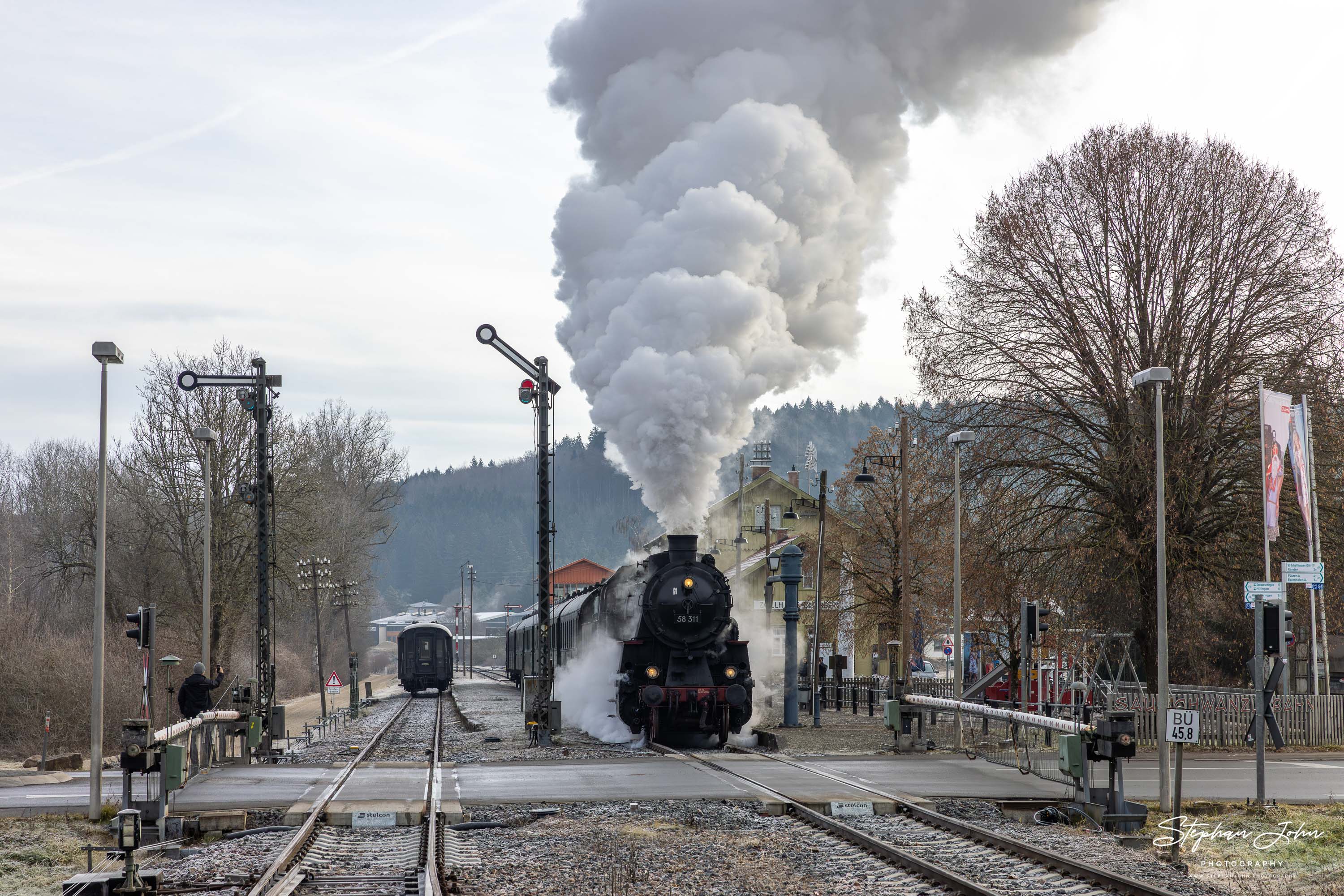 Lok 58 311 verlässt als Zug 88237 den Bahnhof Blumberg-Zollhaus in Richtung Fützen