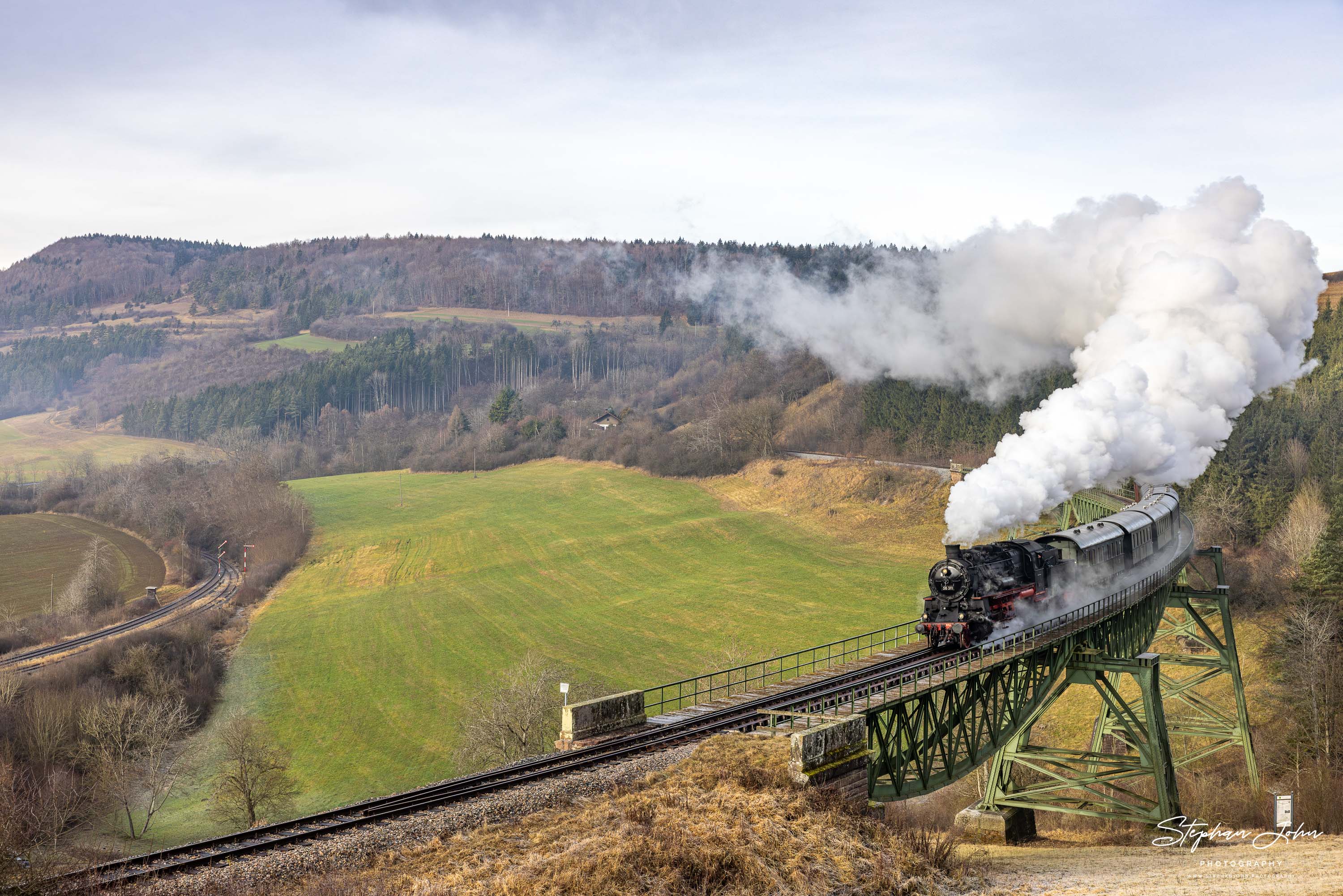 Lok 58 311 mit Zug 88237 auf dem Biesenbach-Viadukt in Richtung Epfenhofen