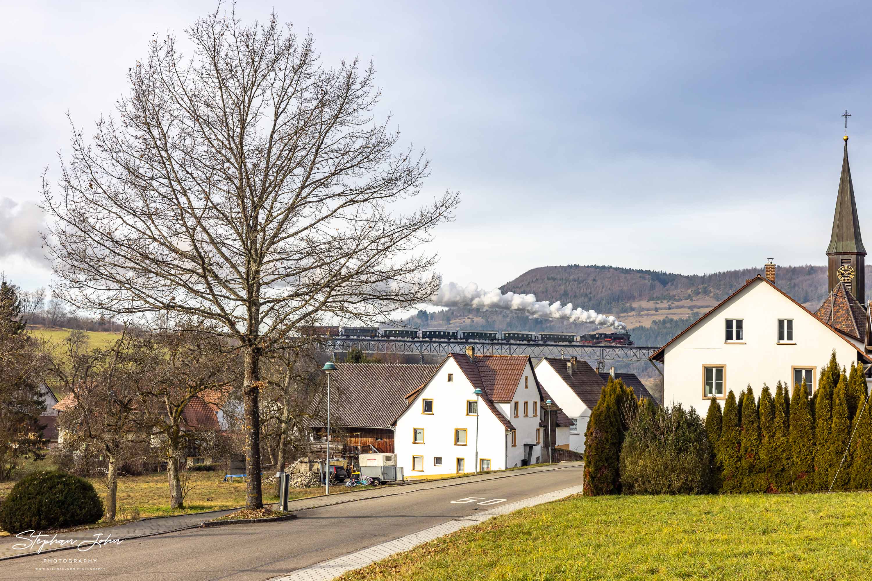 Lok 58 311 mit Zug 88237 auf dem Talübergang Epfenhofen in Richtung Epfenhofen