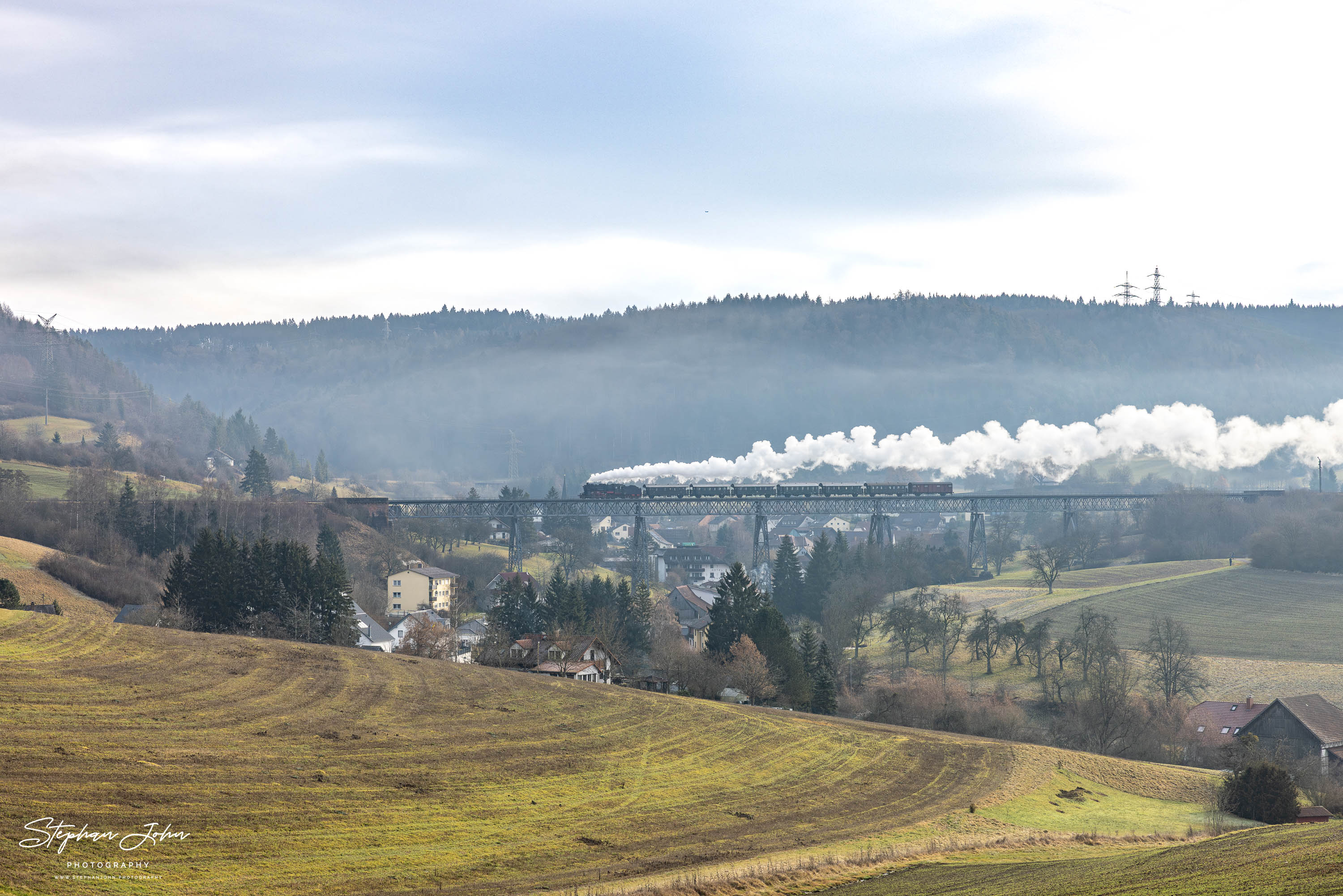 Lok 58 311 mit Zug 88237 auf dem Talübergang Epfenhofen in Richtung Epfenhofen