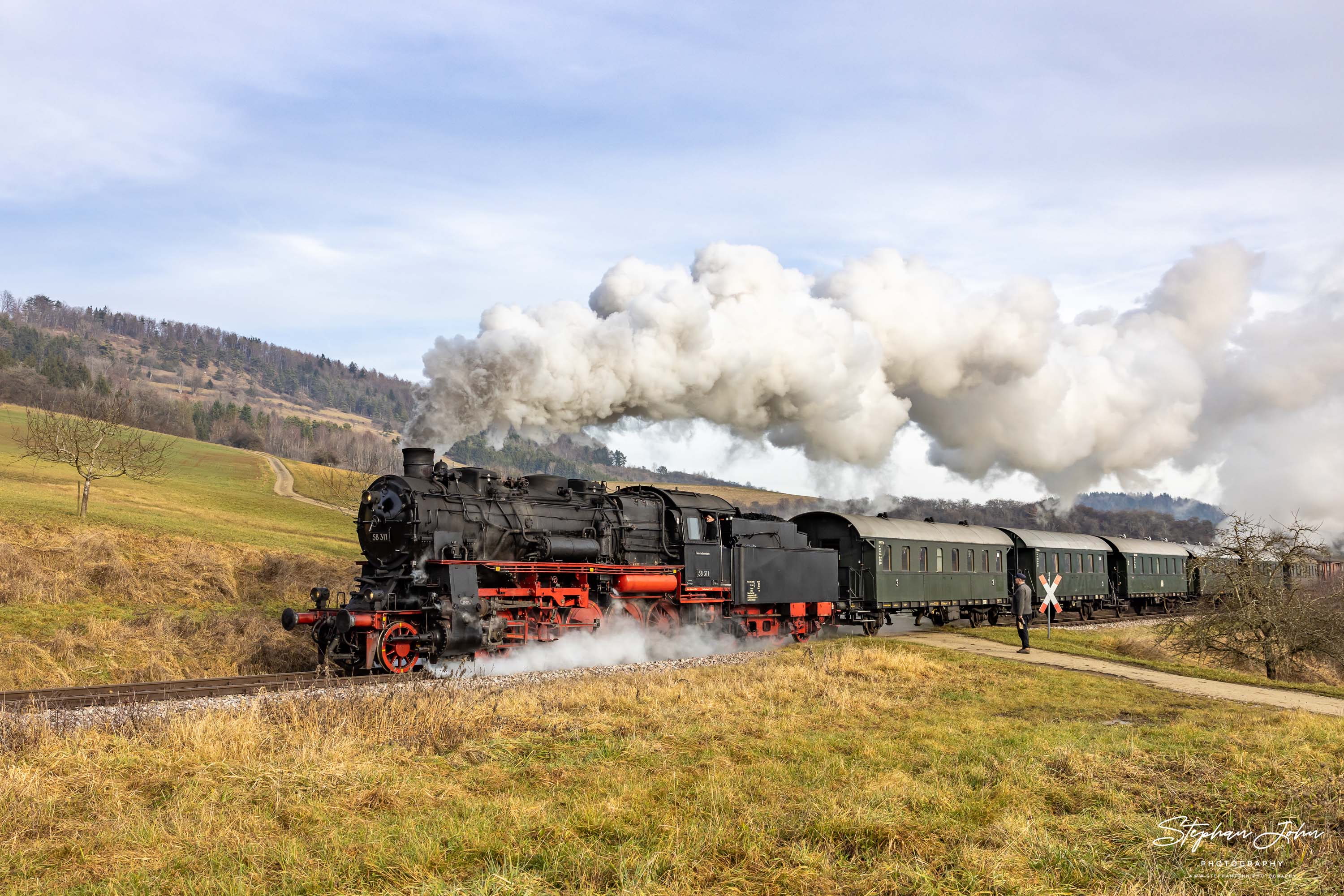 Lok 58 311 mit Zug 88237 auf dem Weg in Richtung Fützen