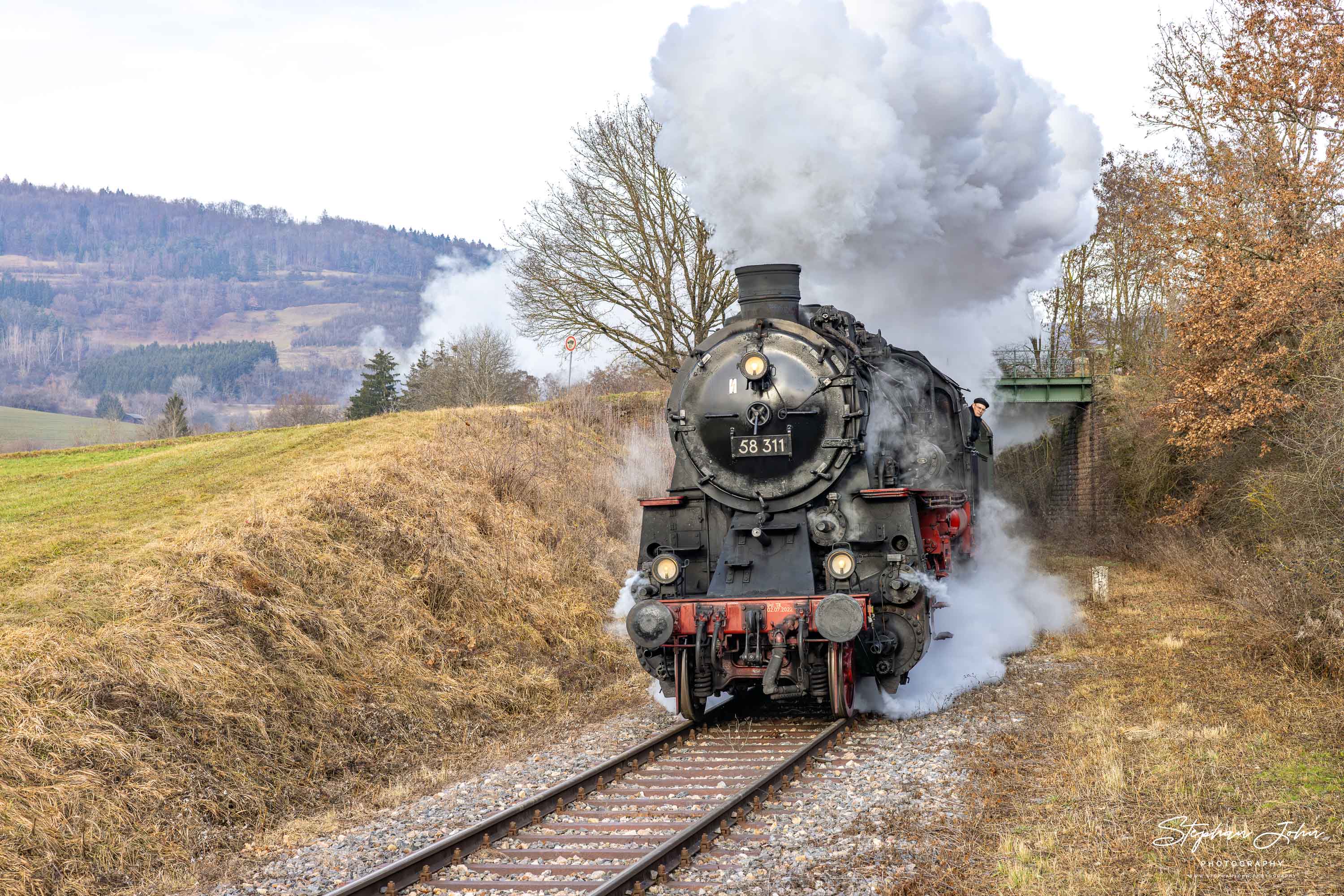 Lok 58 311 mit Zug 88237 auf dem Weg in Richtung Fützen