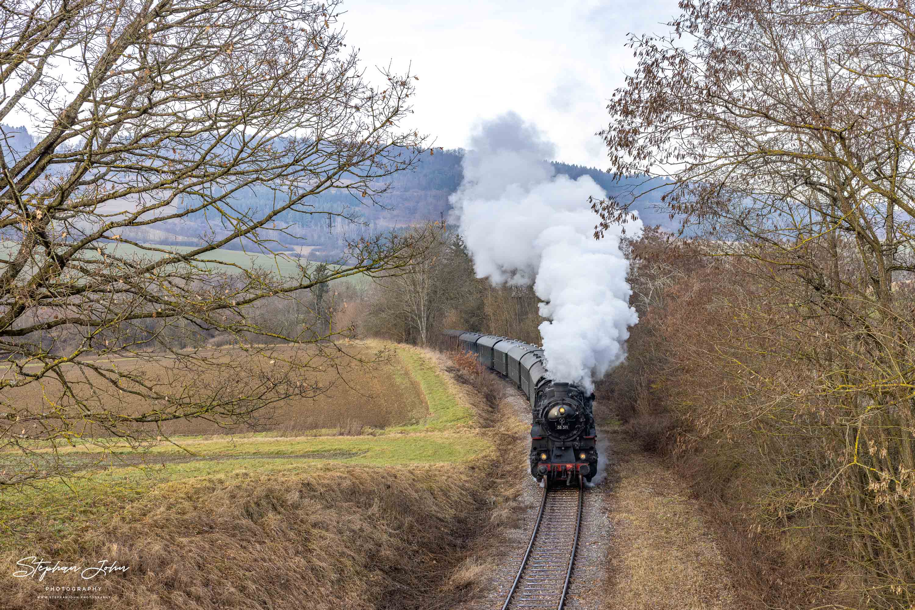 Lok 58 311 mit Zug 88237 auf dem Weg in Richtung Fützen