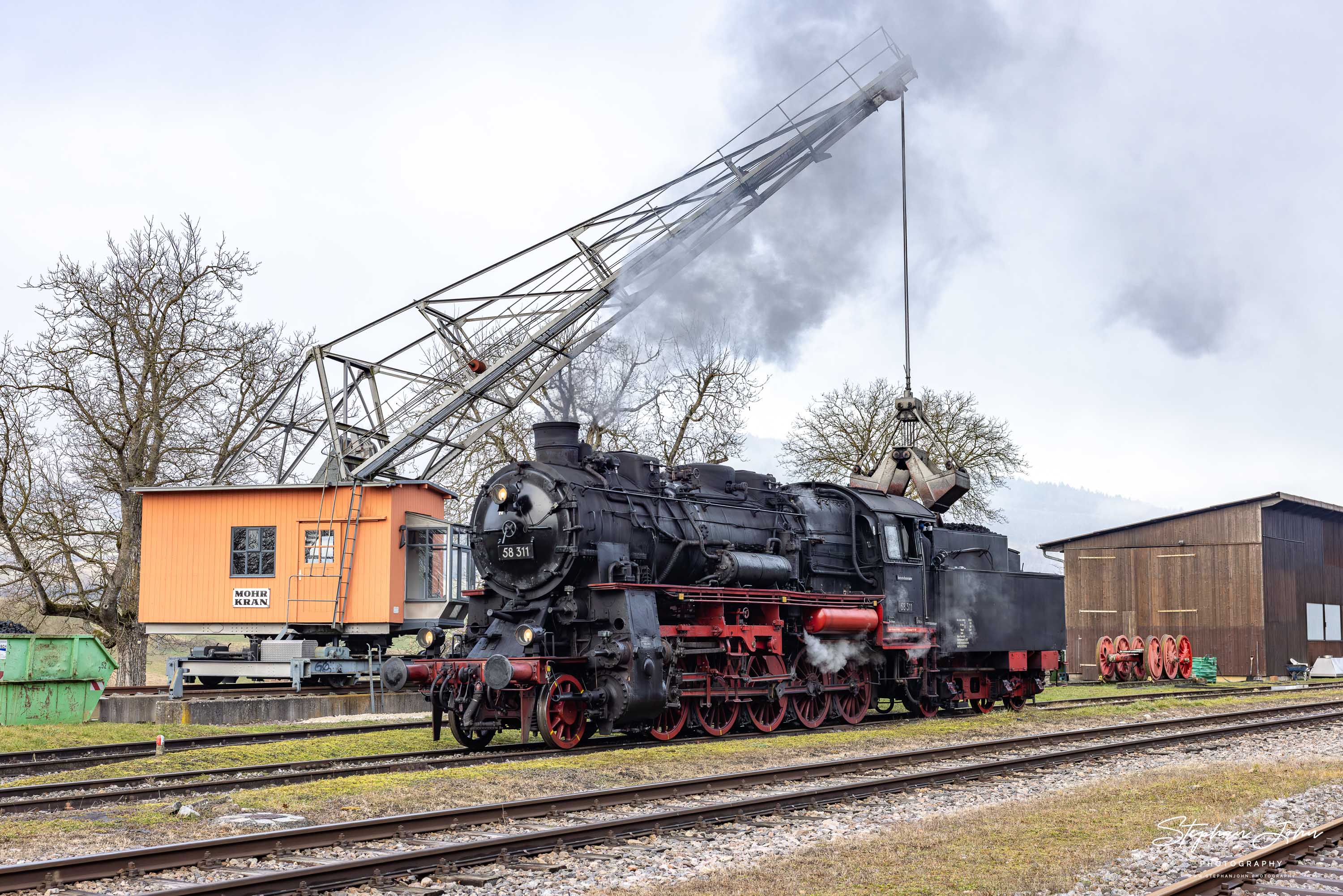 Lok 58 311 wird in Fützen neu bekohlt