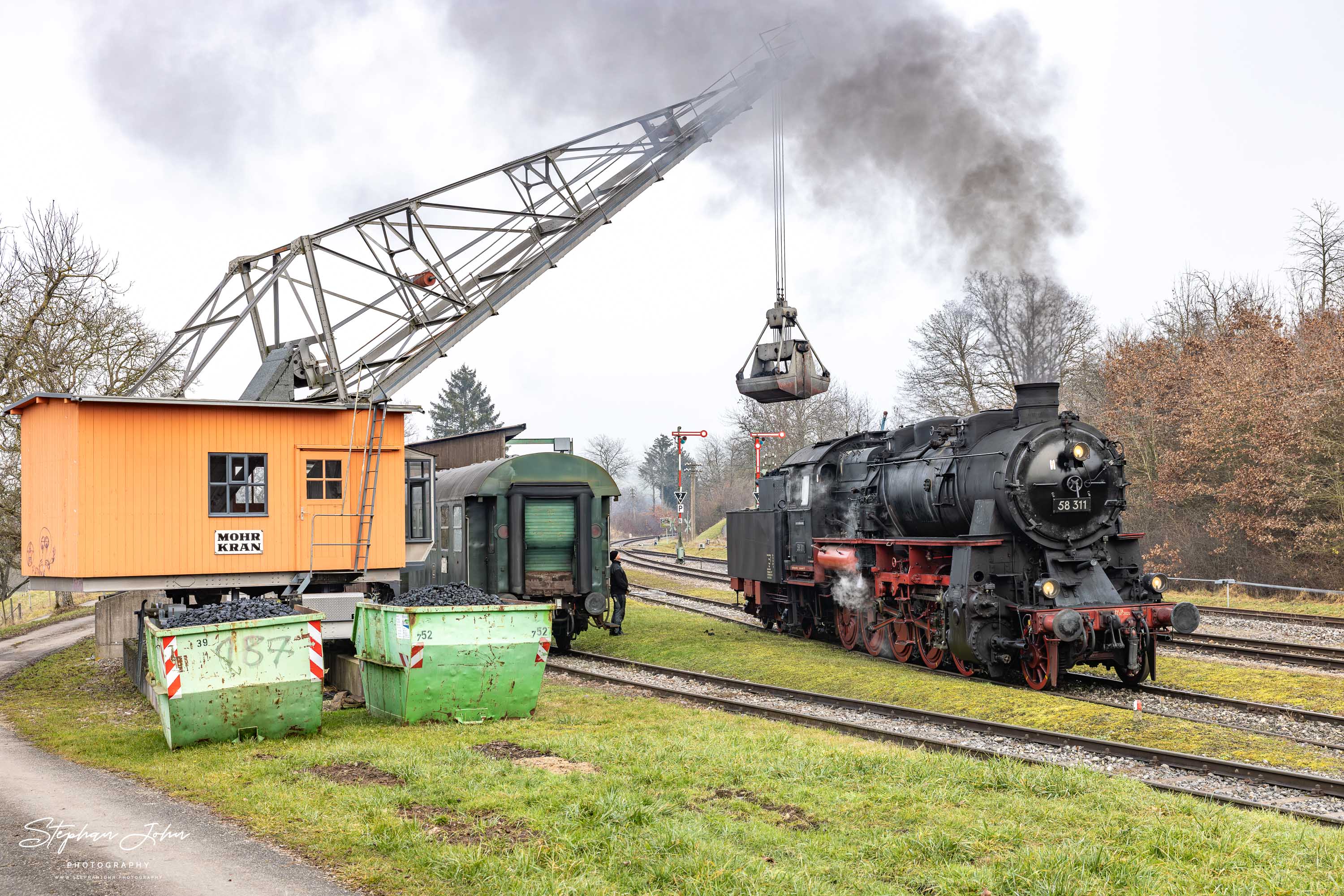 Lok 58 311 wird in Fützen neu bekohlt