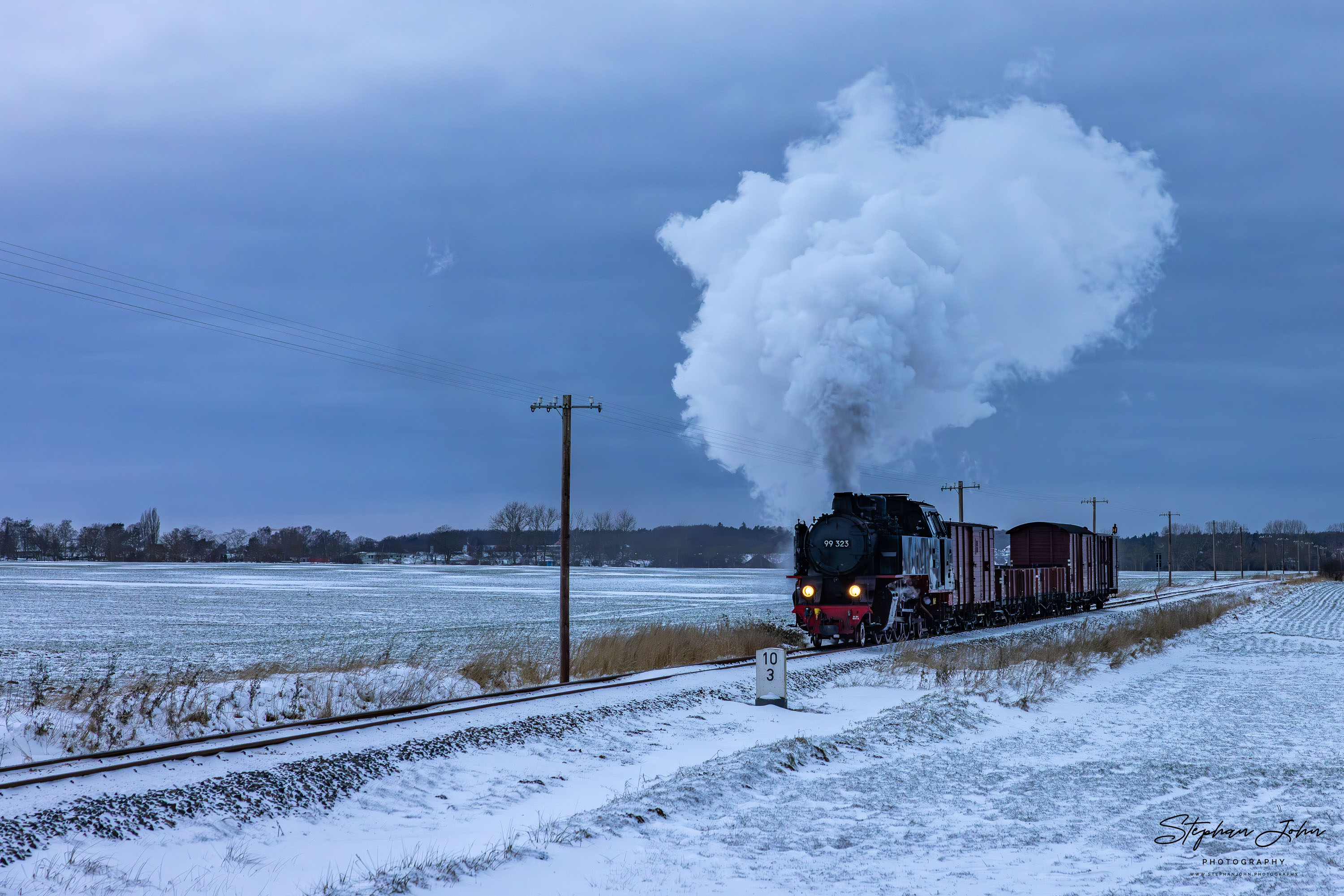 Lok 99 323 mit einem Güterzug auf dem Weg nach Heiligendamm