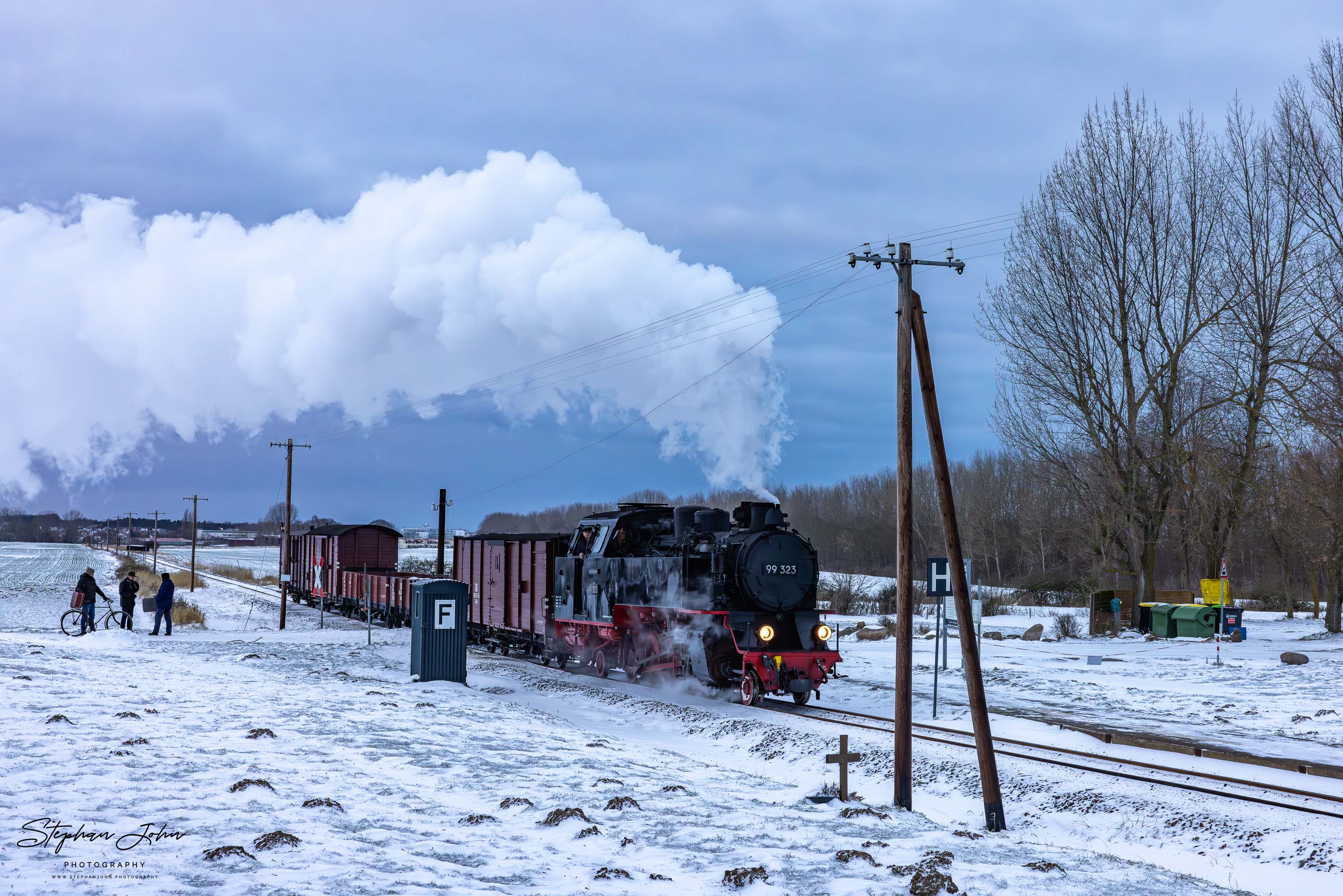 Lok 99 323 mit einem Güterzug auf dem Weg nach Heiligendamm