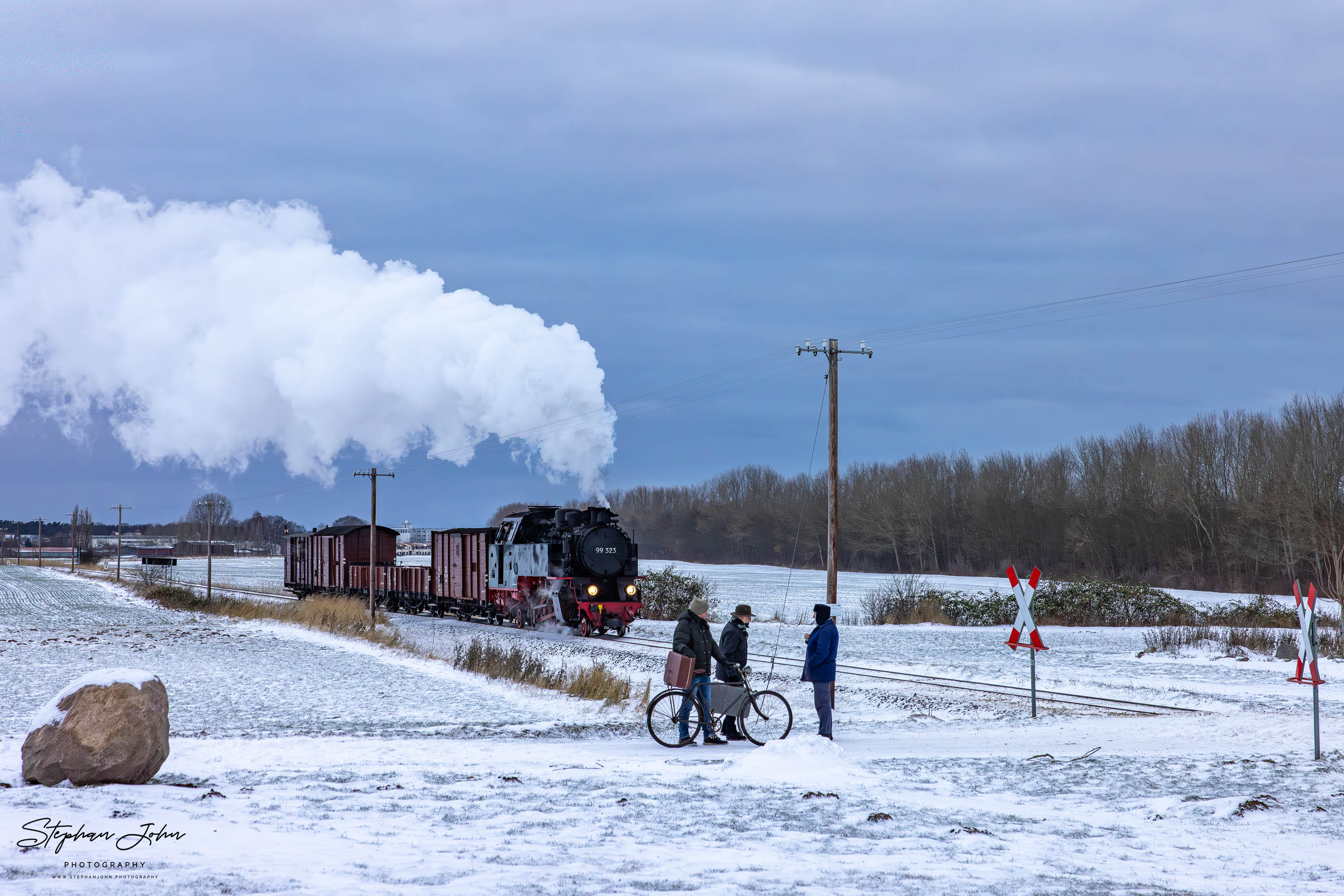 Lok 99 323 mit einem Güterzug auf dem Weg nach Heiligendamm