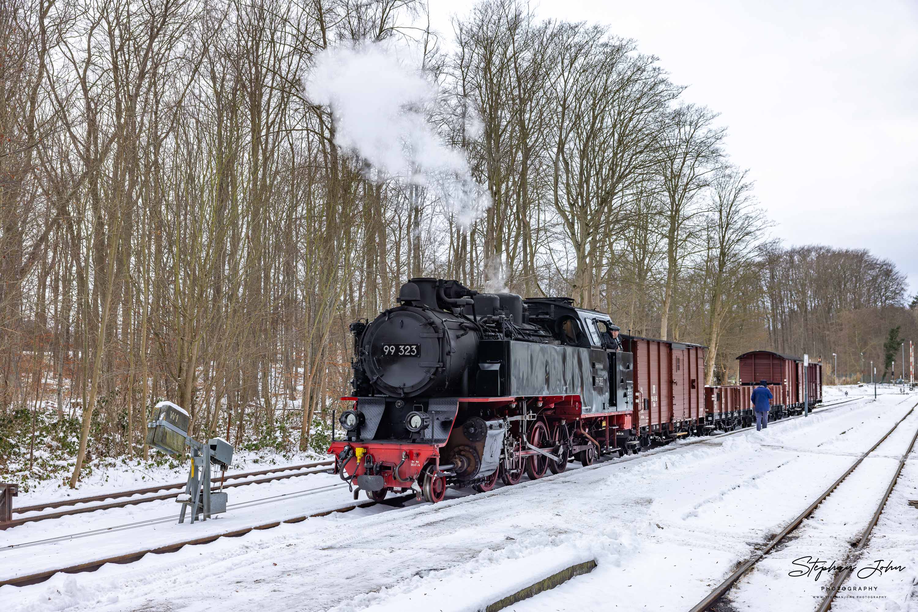 Lok 99 323 hat mit einem Güterzug den Bahnhof Heiligendamm erreicht