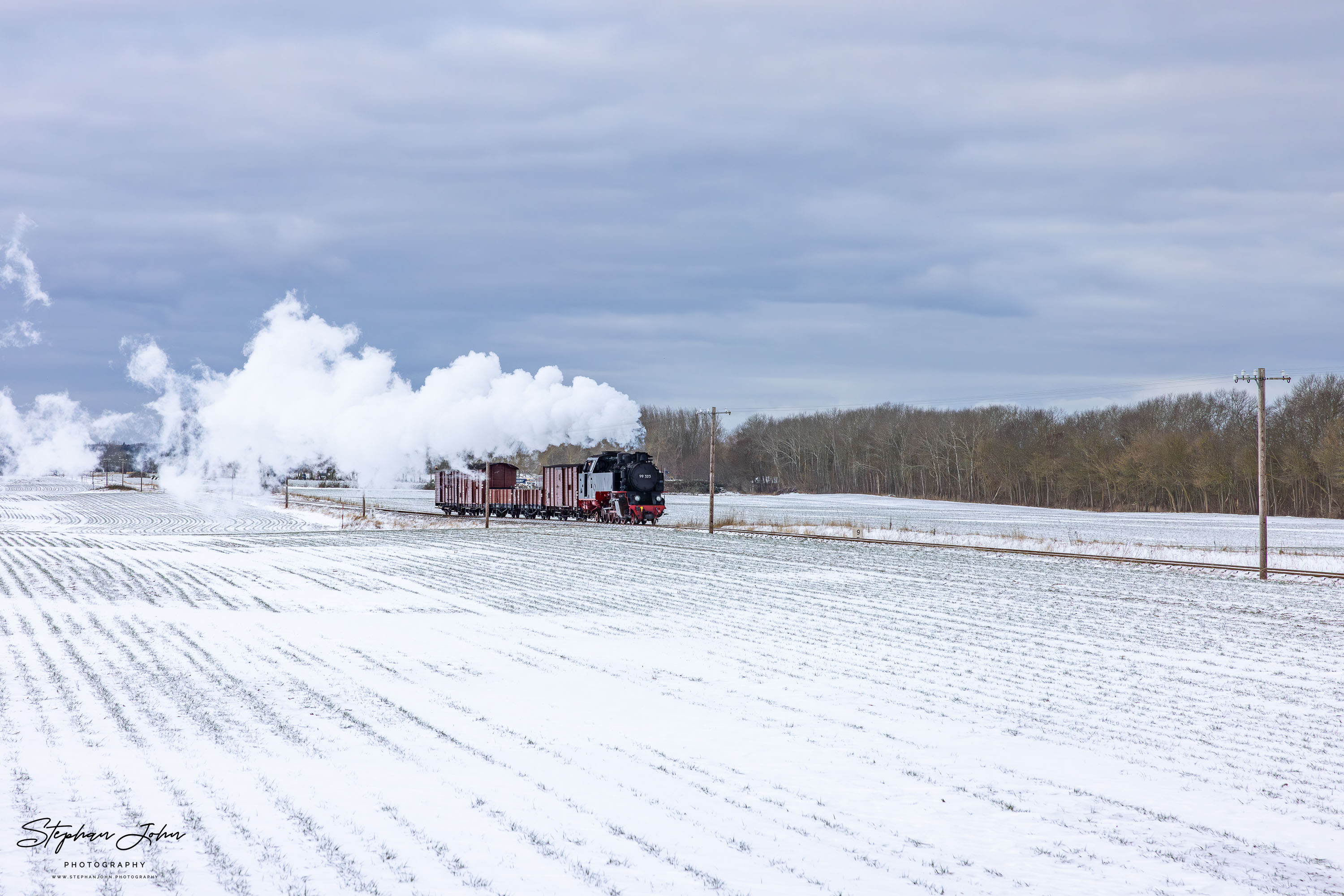 Lok 99 323 mit einem Güterzug auf dem Weg von Kühlungsborn West nach Heiligendamm